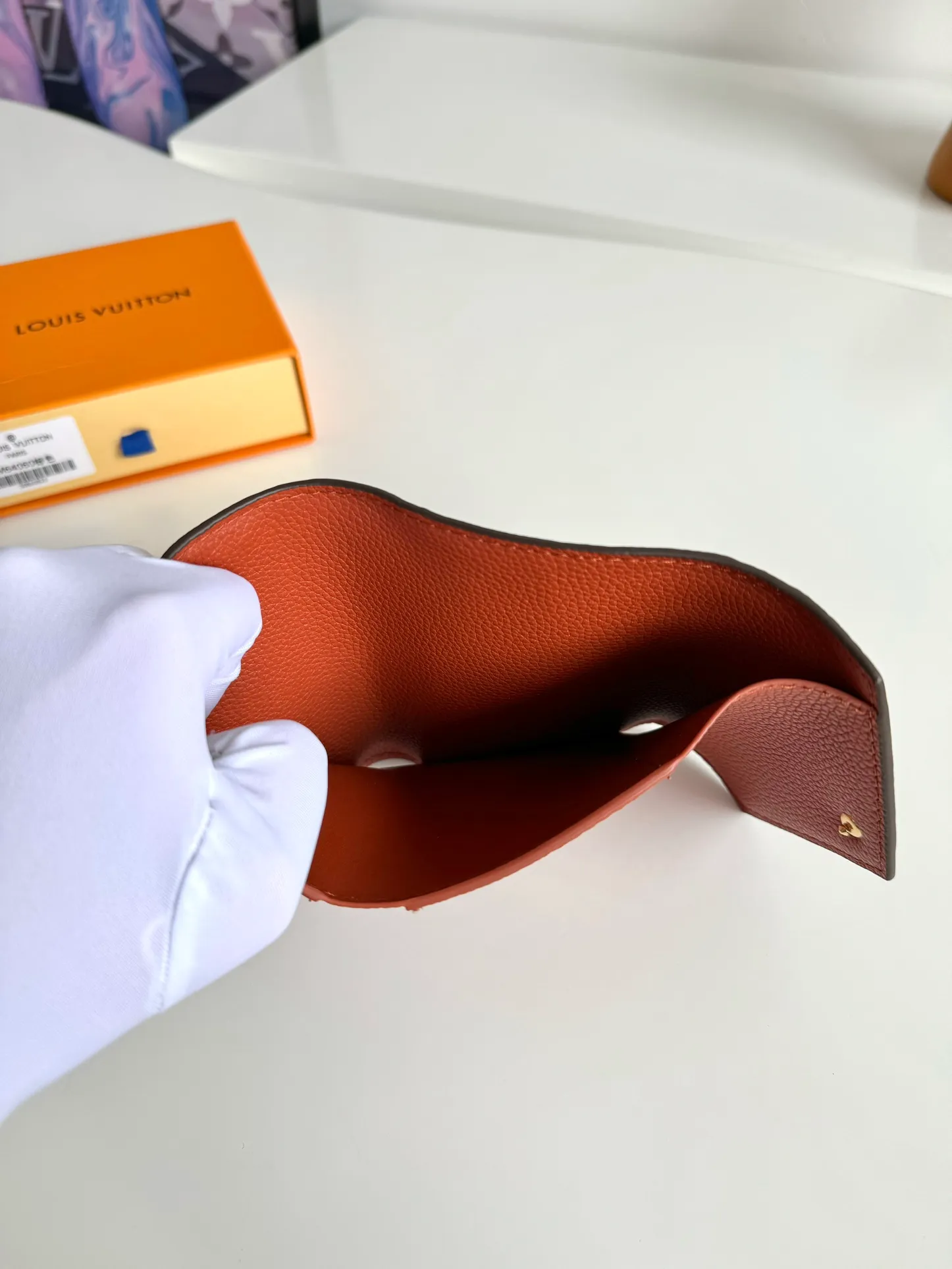 P480🇫🇷Exclusive real shot of overseas original M64060 brown! Gorgeous and functional, this soft and compact Victorine wallet in Monogram Empreinte leather is the ultimate fashion companion. Every detail has been carefully designed to maximize the storage function of a long wallet in a petite size. Size 12×9cm