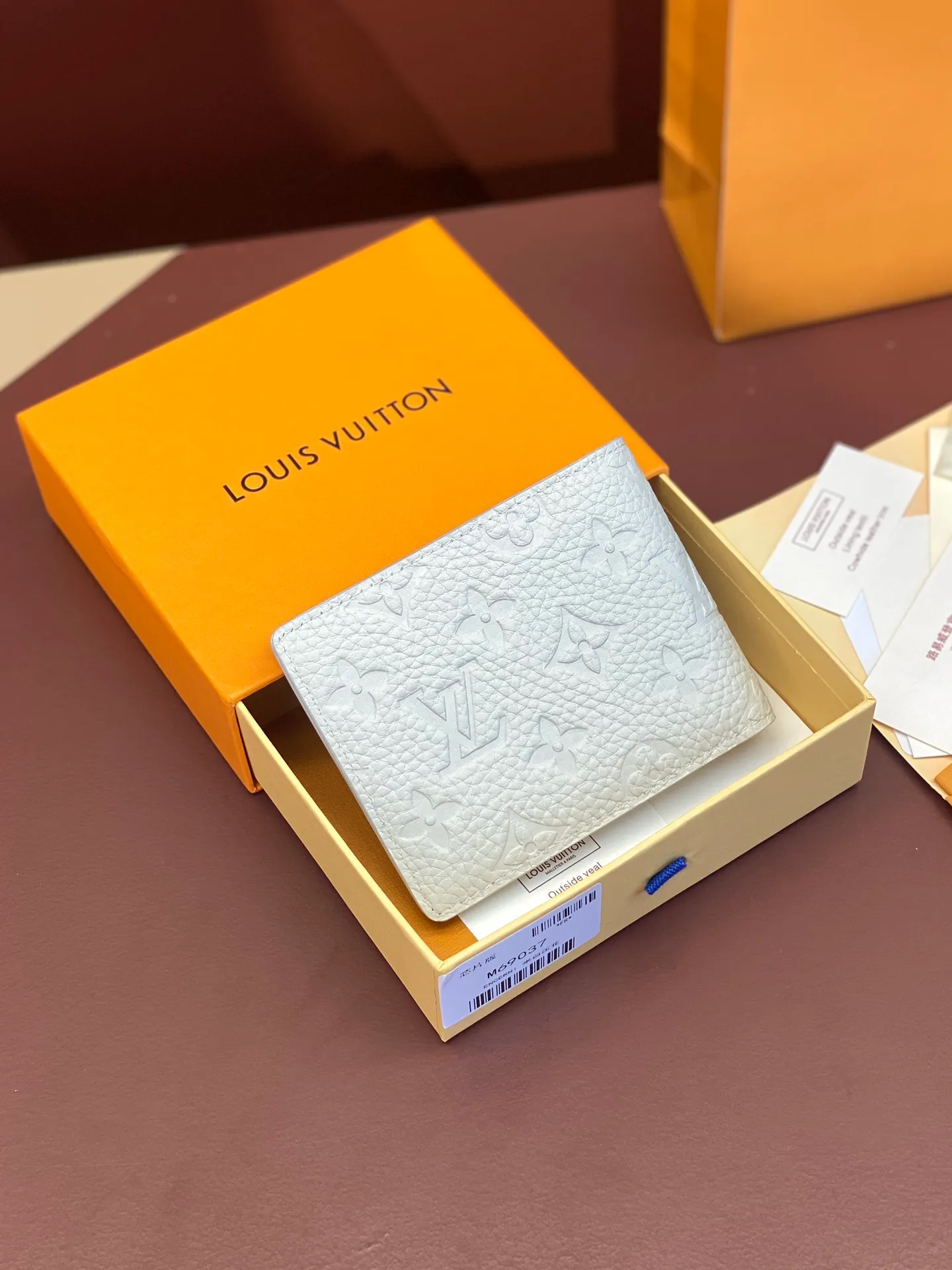 💰380 M69037 off-white! Chip version, (made of top-grain cowhide), this Multiple wallet features the classic Monogram embossing on the full-grain Taurillon leather surface, creating a compact structure and concise lines. Card slots, interior pockets and compartments keep cash, receipts and more organized. Detailed features: 11.5 x 9 x 1.5 cm (length x height x width).