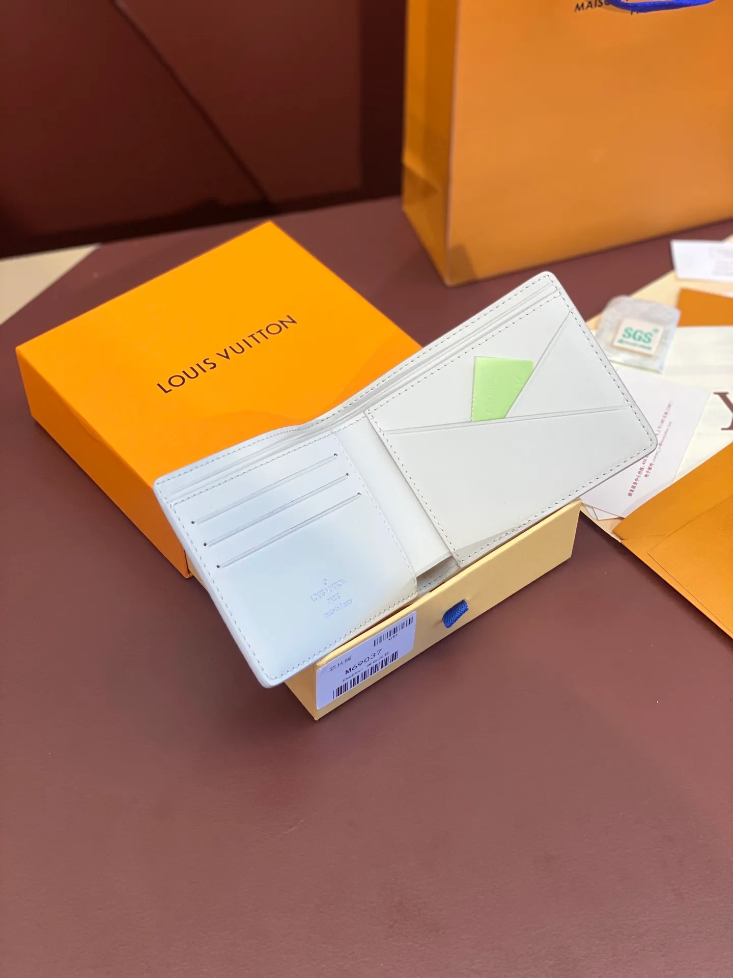 💰380 M69037 off-white! Chip version, (made of top-grain cowhide), this Multiple wallet features the classic Monogram embossing on the full-grain Taurillon leather surface, creating a compact structure and concise lines. Card slots, interior pockets and compartments keep cash, receipts and more organized. Detailed features: 11.5 x 9 x 1.5 cm (length x height x width).