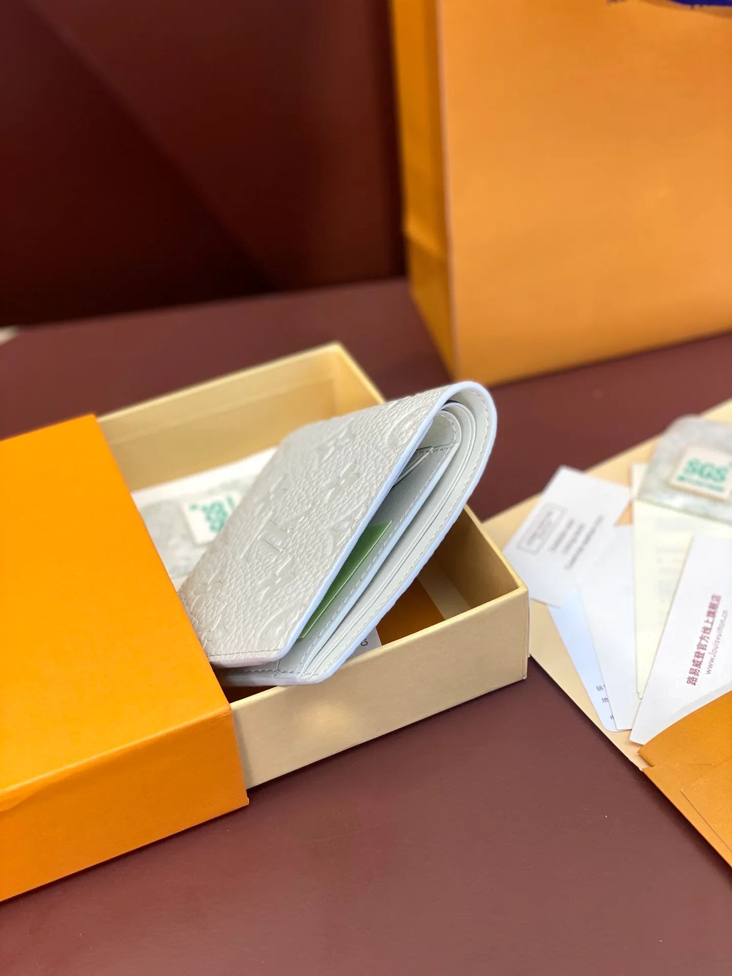 💰380 M69037 off-white! Chip version, (made of top-grain cowhide), this Multiple wallet features the classic Monogram embossing on the full-grain Taurillon leather surface, creating a compact structure and concise lines. Card slots, interior pockets and compartments keep cash, receipts and more organized. Detailed features: 11.5 x 9 x 1.5 cm (length x height x width).