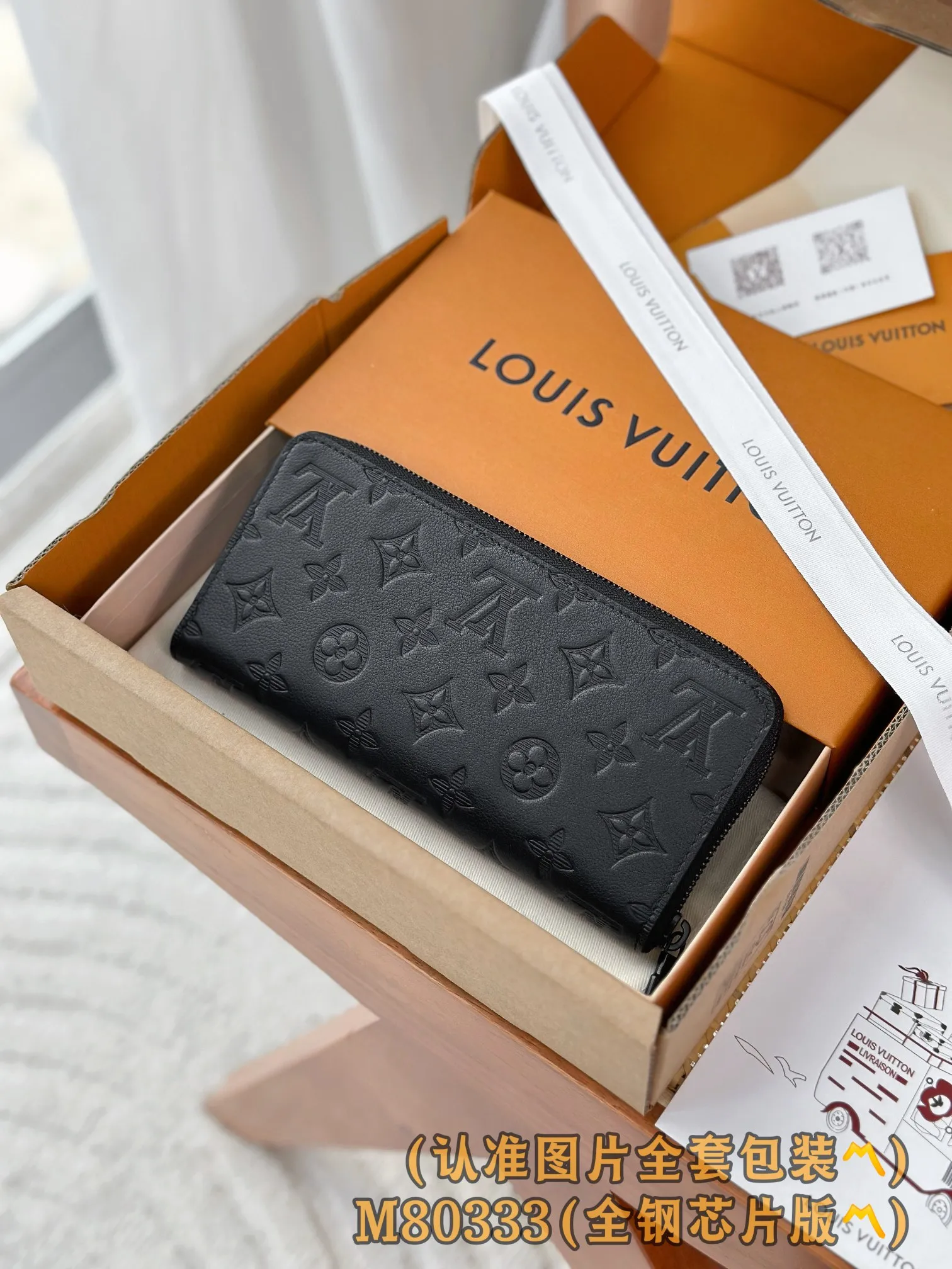 M80333 black (〽️Grade A all-steel〽️) personalized customized version! 163 transcoding chip, ZIPPY HORIZONTAL wallet! This model is made of Taurilon Monogram imported cowhide. The wallet is made of Monogram Eclipse canvas with shiny black metal hardware, reinterpreting the classic Zippy Vertical wallet in a horizontal configuration. A wraparound zipper opens the main compartment, and a central zipper pocket, card slots on both sides, and receipt compartments add to the functionality.  10 x 2.5 x 21 cm (height x width x length). 💰820