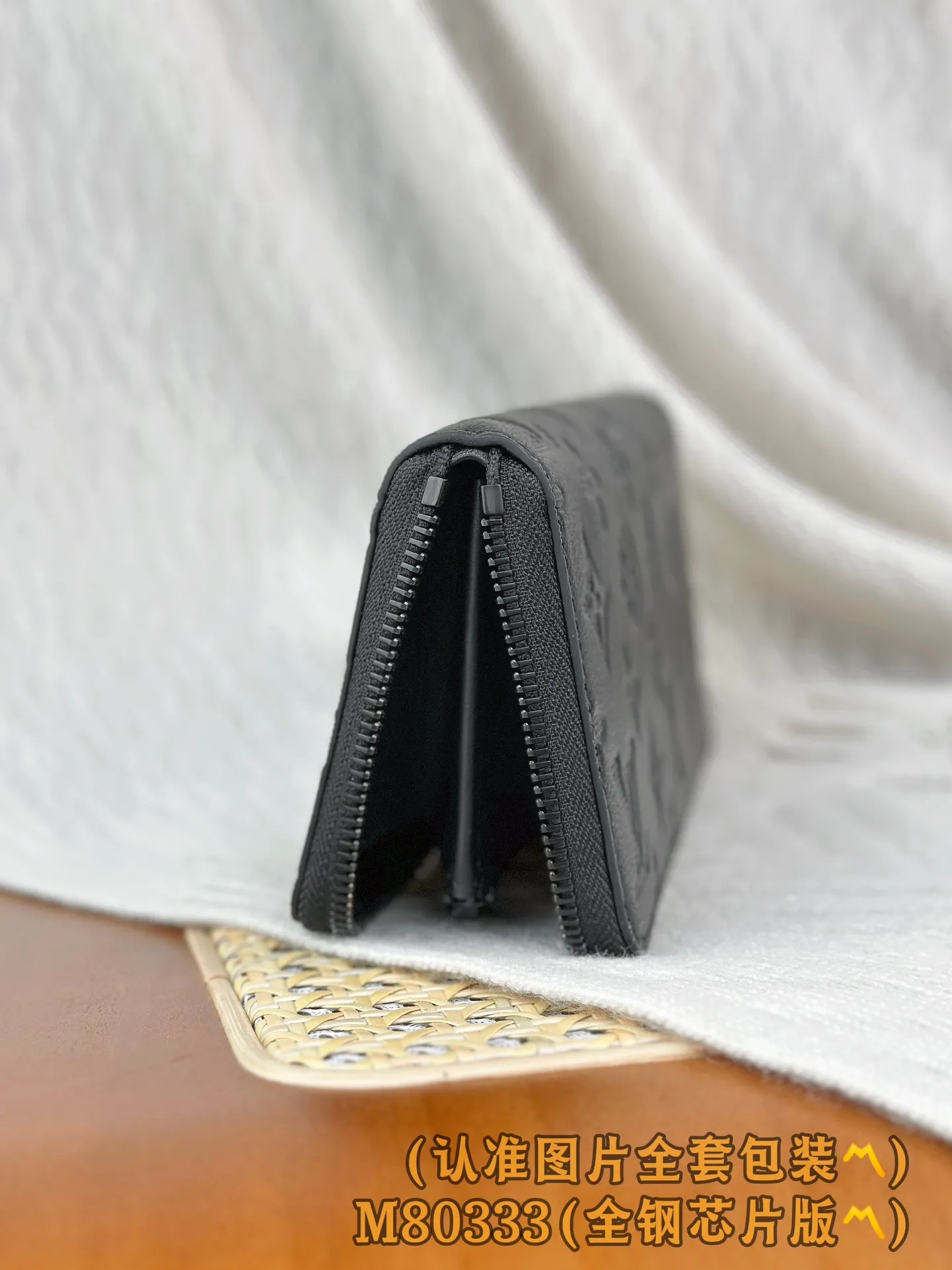 M80333 black (〽️Grade A all-steel〽️) personalized customized version! 163 transcoding chip, ZIPPY HORIZONTAL wallet! This model is made of Taurilon Monogram imported cowhide. The wallet is made of Monogram Eclipse canvas with shiny black metal hardware, reinterpreting the classic Zippy Vertical wallet in a horizontal configuration. A wraparound zipper opens the main compartment, and a central zipper pocket, card slots on both sides, and receipt compartments add to the functionality.  10 x 2.5 x 21 cm (height x width x length). 💰820