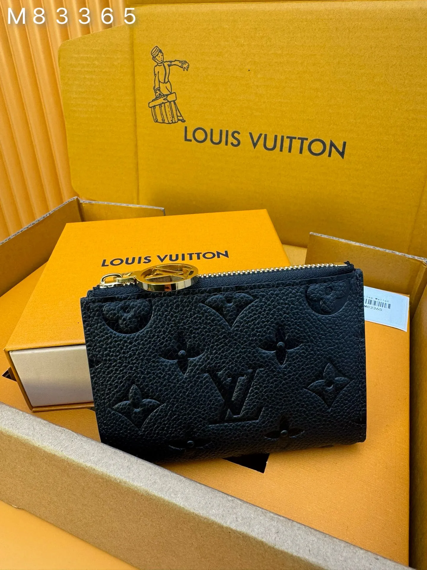 M83365 "Special Duty Free" ♻️[Official Edition·First Class Material·All Steel Hardware·French Chip·Full Packaging] The compact "Porto Foil Lisa" is reinterpreted with soft single-piece non-implanted leather highlighted by the embossed single-piece pattern. A coin pocket with an LV ring on the zipper features a neat wallet. Interior features bill compartment, two flat pockets and four card slots. 9x11.5x1.5cm💰640