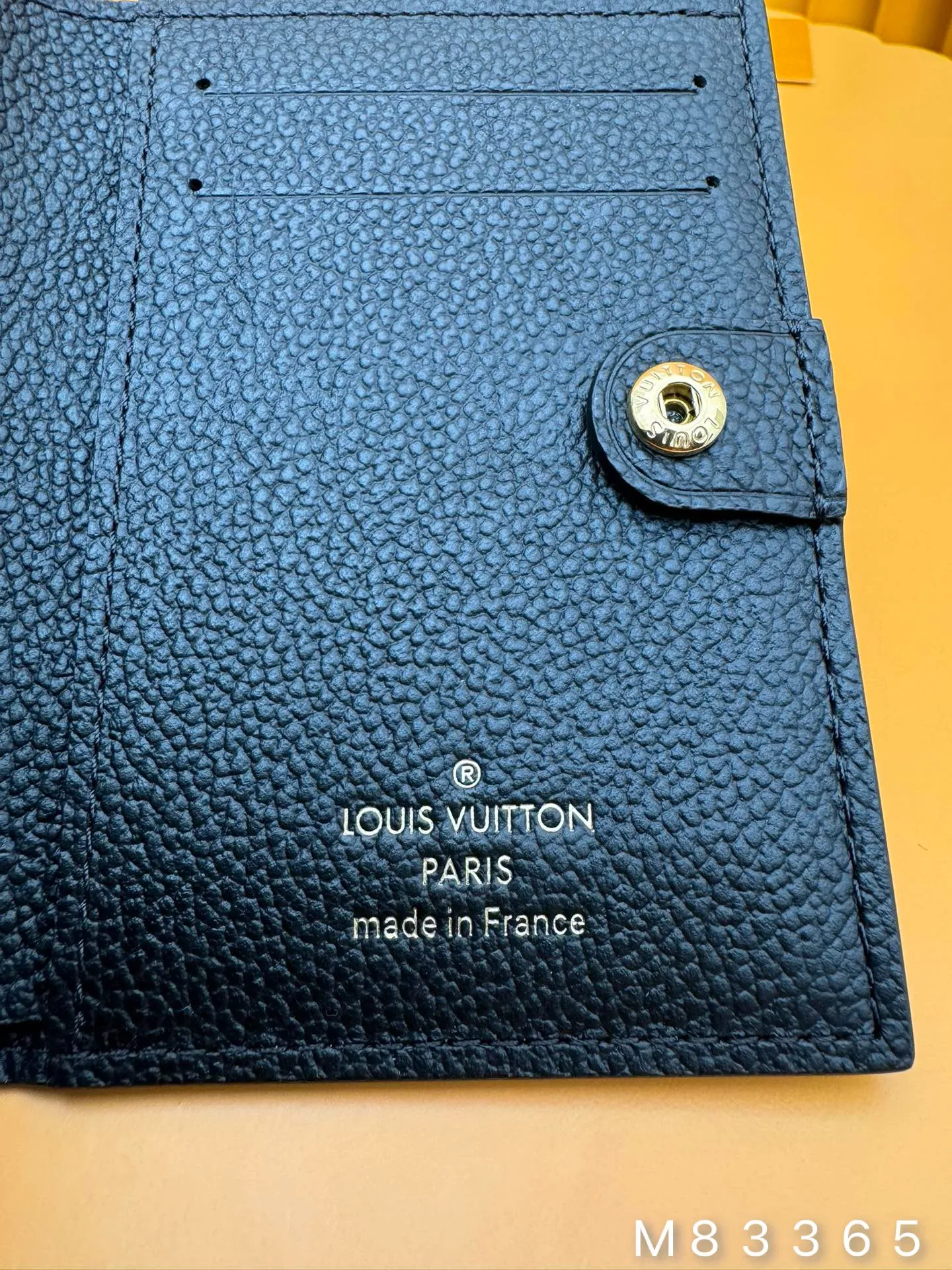 M83365 "Special Duty Free" ♻️[Official Edition·First Class Material·All Steel Hardware·French Chip·Full Packaging] The compact "Porto Foil Lisa" is reinterpreted with soft single-piece non-implanted leather highlighted by the embossed single-piece pattern. A coin pocket with an LV ring on the zipper features a neat wallet. Interior features bill compartment, two flat pockets and four card slots. 9x11.5x1.5cm💰640
