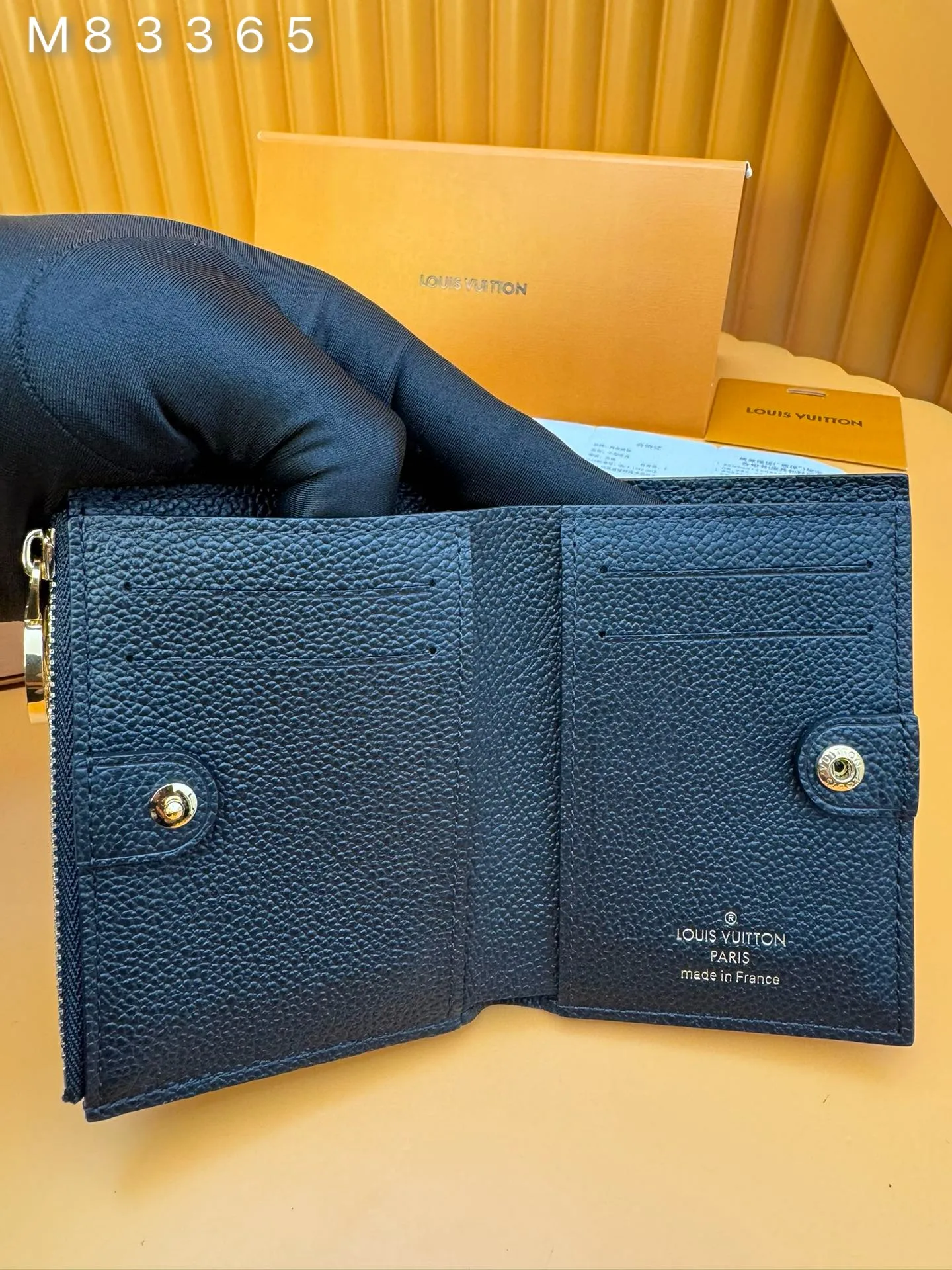 M83365 "Special Duty Free" ♻️[Official Edition·First Class Material·All Steel Hardware·French Chip·Full Packaging] The compact "Porto Foil Lisa" is reinterpreted with soft single-piece non-implanted leather highlighted by the embossed single-piece pattern. A coin pocket with an LV ring on the zipper features a neat wallet. Interior features bill compartment, two flat pockets and four card slots. 9x11.5x1.5cm💰640