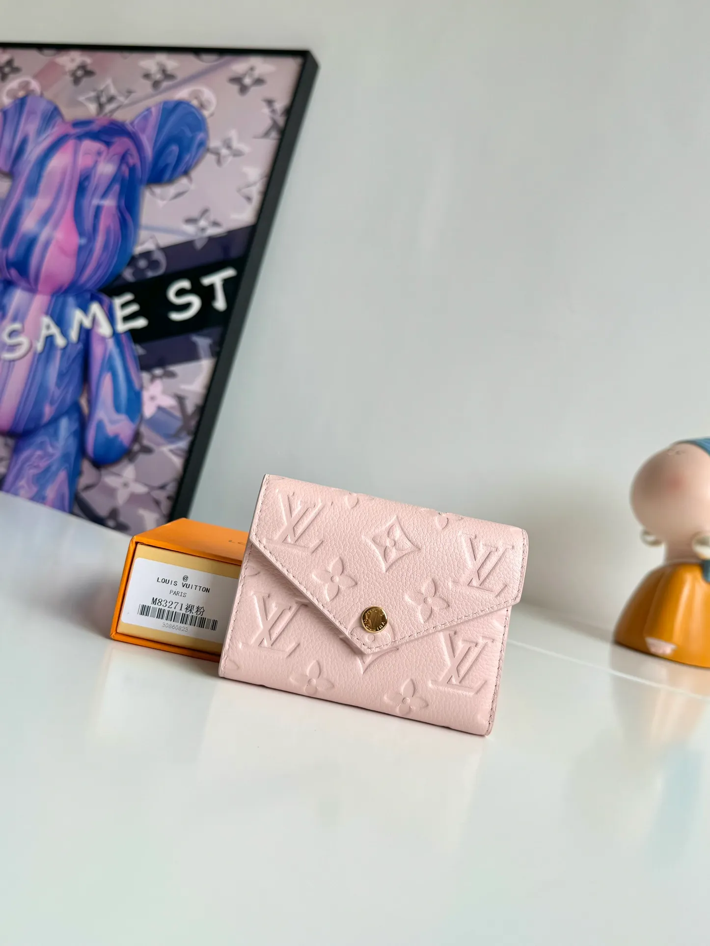 P480🇫🇷Exclusive real shot of overseas original single M83271 nude powder! Gorgeous and functional, this soft and compact Victorine wallet in Monogram Empreinte leather is the ultimate fashion companion. Every detail has been carefully designed to maximize the storage function of a long wallet in a petite size. Size: 12×9cm