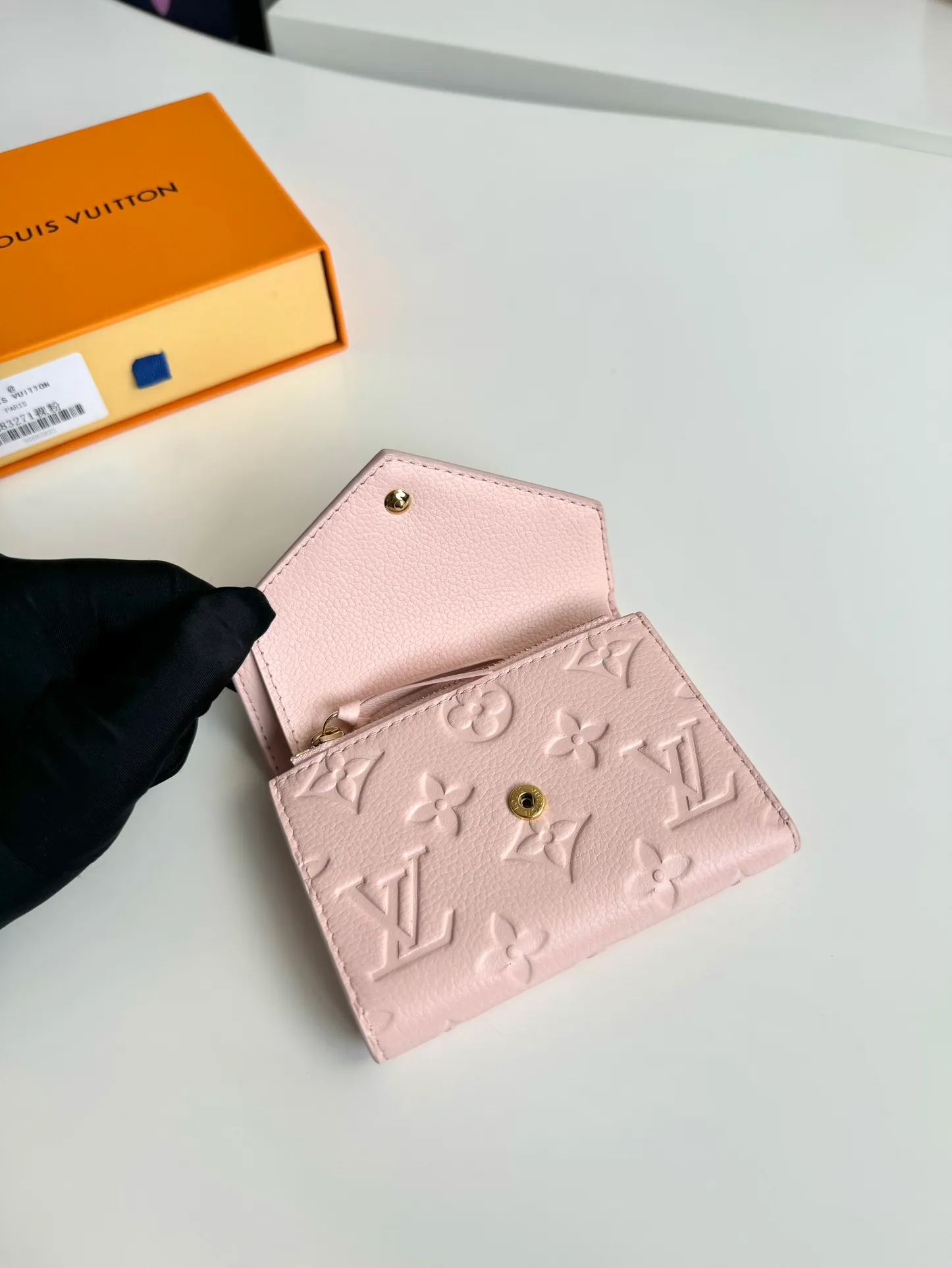 P480🇫🇷Exclusive real shot of overseas original single M83271 nude powder! Gorgeous and functional, this soft and compact Victorine wallet in Monogram Empreinte leather is the ultimate fashion companion. Every detail has been carefully designed to maximize the storage function of a long wallet in a petite size. Size: 12×9cm