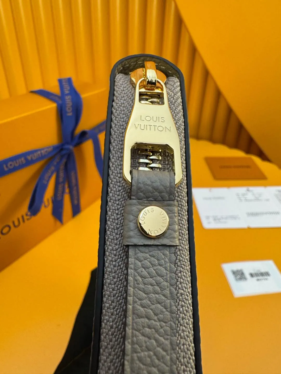 M69794 "Special Duty Free" ♻️[Official special edition·First class material·All steel hardware·French chip·Full set of packaging] This Zippy wallet is made of two-color Monogram fingerprint leather, cowhide with Monogram pattern printed on it. The company's signature model, it's known for its secure integral slide closure and the interior features multiple pockets, dividers and slots for cards. 19.5 x 10.5 x 2.5cm 💰920