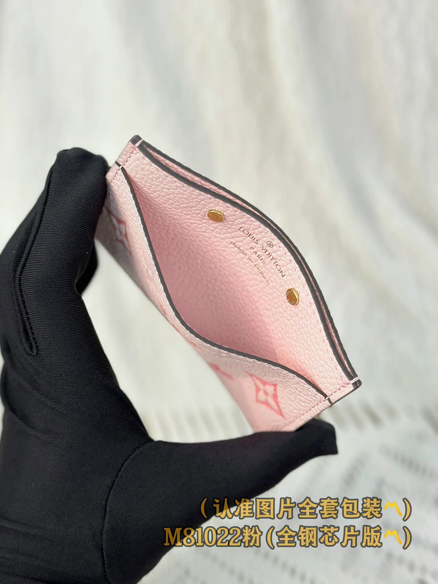 M81022 pink silk screen (〽️Grade A all-steel〽️) business card holder, personalized customization! (All made of imported cowhide materials, the leather feels very delicate🪡👍) This business card holder is made of two-color Monogram Empreinte leather and embellished with the classic Monogram embossed pattern. It is an elegant and practical accessory. The business card holder has a large central compartment and an outer compartment on each side. The business card holder is also embossed with the Louis Vuitton Paris logo in gold. 11 x 7.5 x 0.4 cm (length x height x width). Special grade 240