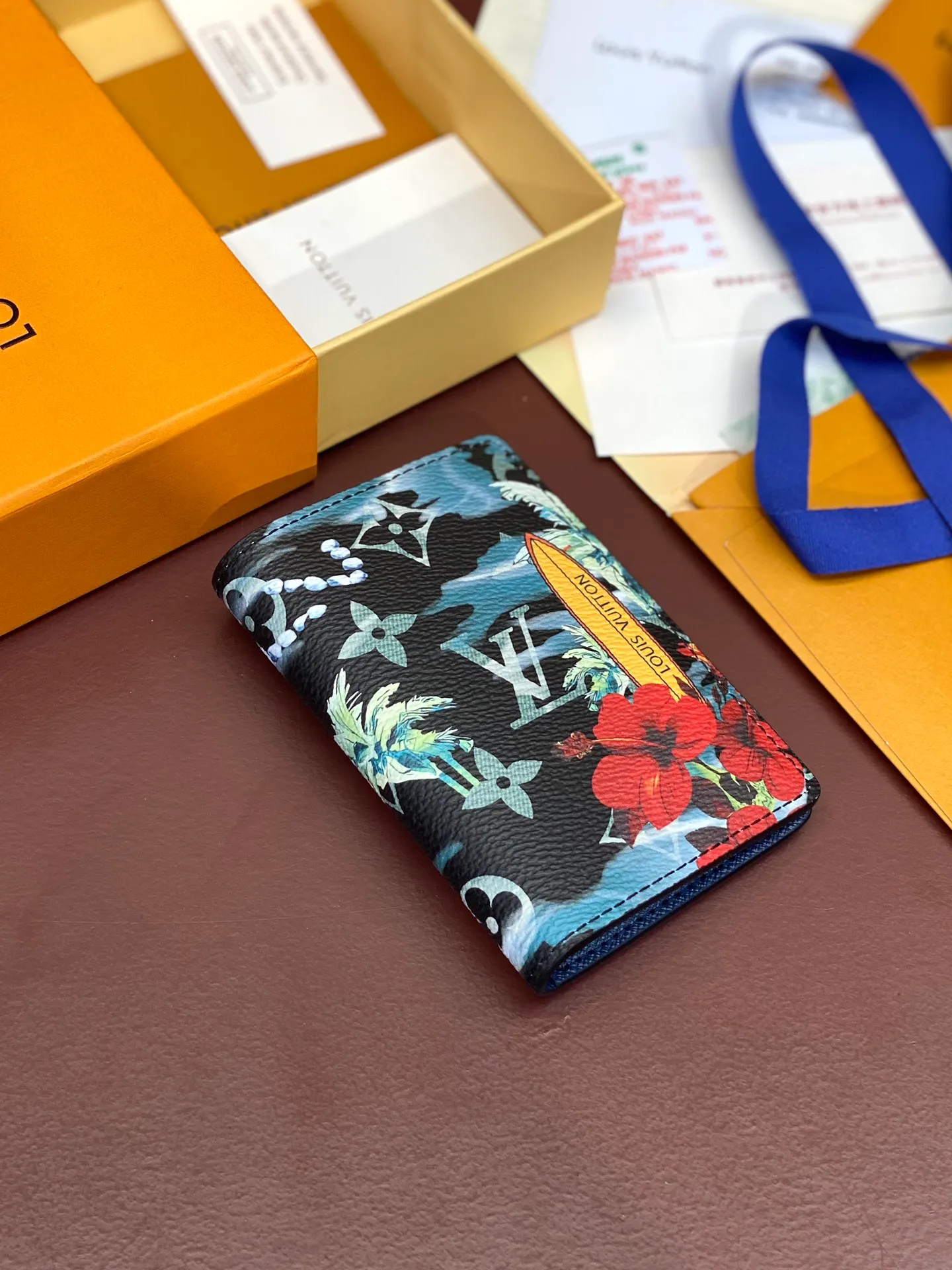 💰320 M61696 Skateboard🛹Royal Blue! Card Holder, the brand’s beloved all-purpose pocket wallet is crafted from colorful Monogram Surfin’ coated canvas, full of retro flair. The multi-layered pattern combines tropical design elements with iconic Louis Vuitton patterns. Small and stylish, the wallet fits into any pocket and features three card holders, five interior pockets and a convenient exterior pocket. 7.5 x 11.1 x 1 cm.