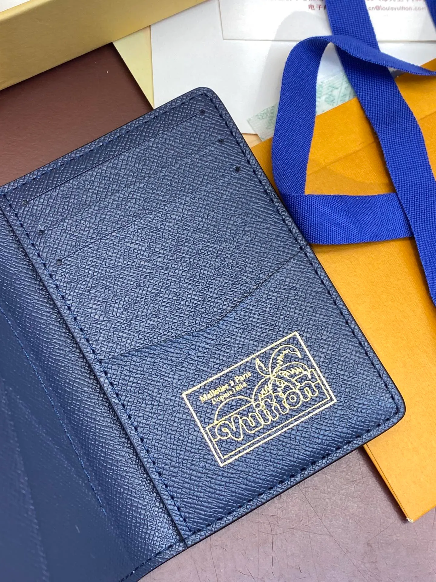 💰320 M61696 Skateboard🛹Royal Blue! Card Holder, the brand’s beloved all-purpose pocket wallet is crafted from colorful Monogram Surfin’ coated canvas, full of retro flair. The multi-layered pattern combines tropical design elements with iconic Louis Vuitton patterns. Small and stylish, the wallet fits into any pocket and features three card holders, five interior pockets and a convenient exterior pocket. 7.5 x 11.1 x 1 cm.