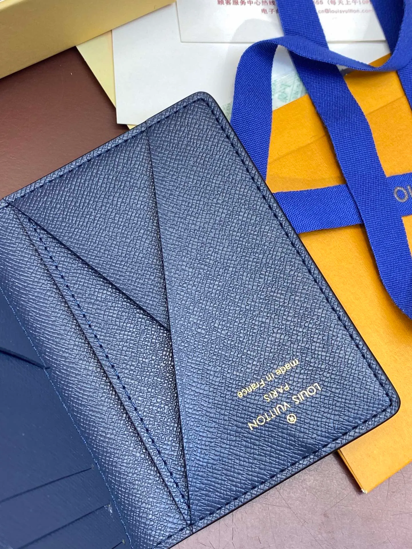 💰320 M61696 Skateboard🛹Royal Blue! Card Holder, the brand’s beloved all-purpose pocket wallet is crafted from colorful Monogram Surfin’ coated canvas, full of retro flair. The multi-layered pattern combines tropical design elements with iconic Louis Vuitton patterns. Small and stylish, the wallet fits into any pocket and features three card holders, five interior pockets and a convenient exterior pocket. 7.5 x 11.1 x 1 cm.