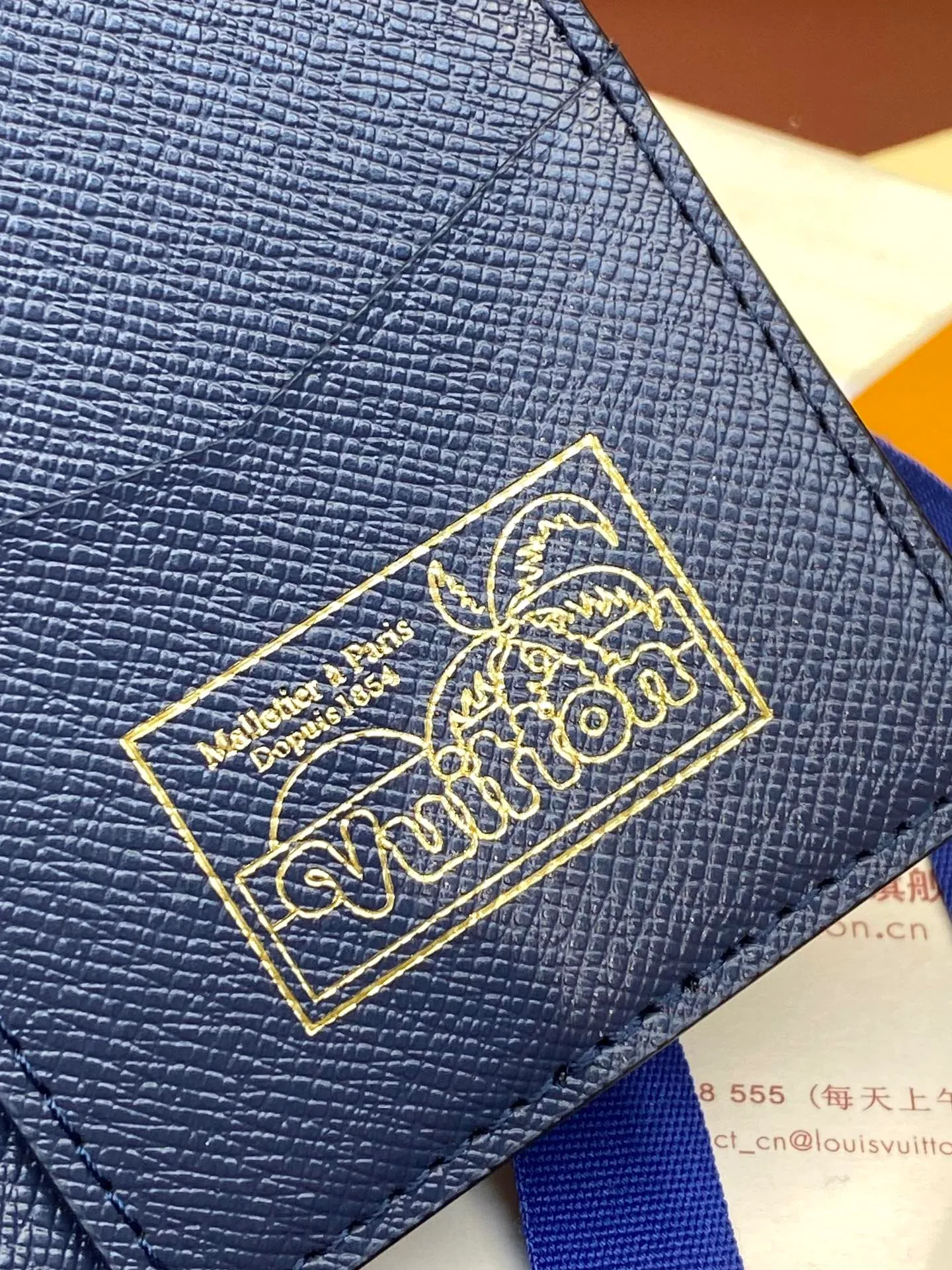 💰320 M61696 Skateboard🛹Royal Blue! Card Holder, the brand’s beloved all-purpose pocket wallet is crafted from colorful Monogram Surfin’ coated canvas, full of retro flair. The multi-layered pattern combines tropical design elements with iconic Louis Vuitton patterns. Small and stylish, the wallet fits into any pocket and features three card holders, five interior pockets and a convenient exterior pocket. 7.5 x 11.1 x 1 cm.