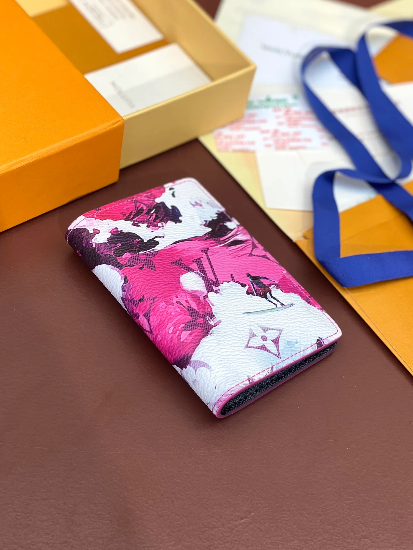 💰320 M61696 Skateboard🛹Black! Card Holder, the brand’s beloved all-purpose pocket wallet is crafted from colorful Monogram Surfin’ coated canvas, full of retro flair. The multi-layered pattern combines tropical design elements with iconic Louis Vuitton patterns. Small and stylish, the wallet fits into any pocket and features three card holders, five interior pockets and a convenient exterior pocket. 7.5 x 11.1 x 1 cm.