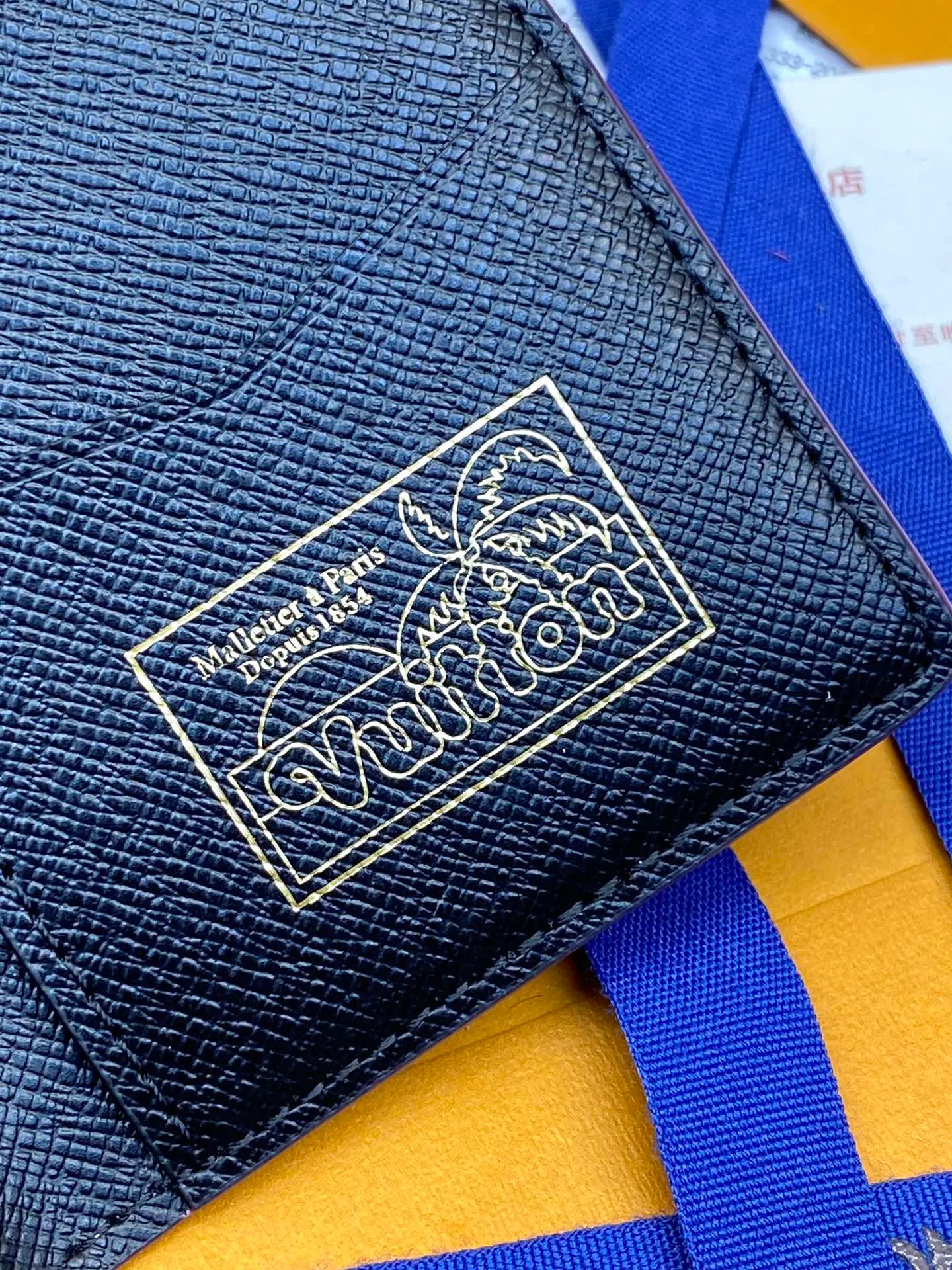 💰320 M61696 Skateboard🛹Black! Card Holder, the brand’s beloved all-purpose pocket wallet is crafted from colorful Monogram Surfin’ coated canvas, full of retro flair. The multi-layered pattern combines tropical design elements with iconic Louis Vuitton patterns. Small and stylish, the wallet fits into any pocket and features three card holders, five interior pockets and a convenient exterior pocket. 7.5 x 11.1 x 1 cm.