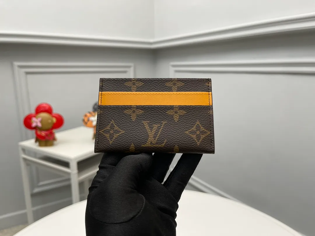 [Top original order] M12844 yellow 👏👏A card holder with a correct expression completed with Monogram Maccasse (one of Mason's classic canvases). The casual color embellishment is the charm. The dyed denim leather strap on the upper part and the lining of the same color add an unexpected twist. Dimensions: 11 x 7 x 1.5 cm. 🎁🎁120.