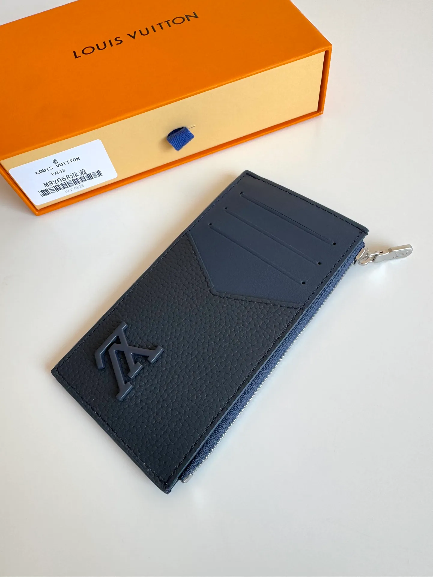 P380🇫🇷Exclusive real shot of overseas original M82068 dark blue! Crafted from Louis Vuitton's signature Taiga leather, the Coin Card Holder has a sleek look and is ideal for safely storing loose change. The interior features multiple credit card slots and bill compartments, as well as a zippered coin pocket. Size: 14.5×8×1cm