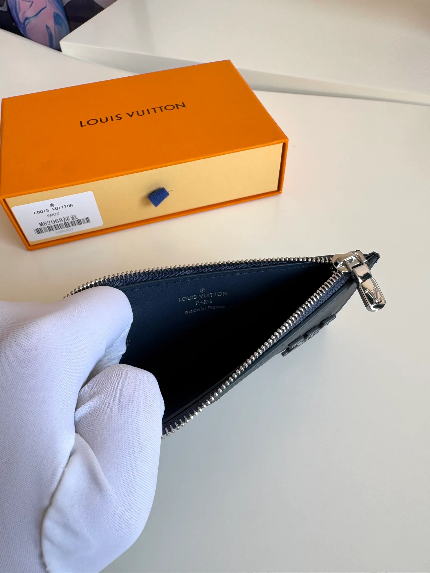 P380🇫🇷Exclusive real shot of overseas original M82068 dark blue! Crafted from Louis Vuitton's signature Taiga leather, the Coin Card Holder has a sleek look and is ideal for safely storing loose change. The interior features multiple credit card slots and bill compartments, as well as a zippered coin pocket. Size: 14.5×8×1cm