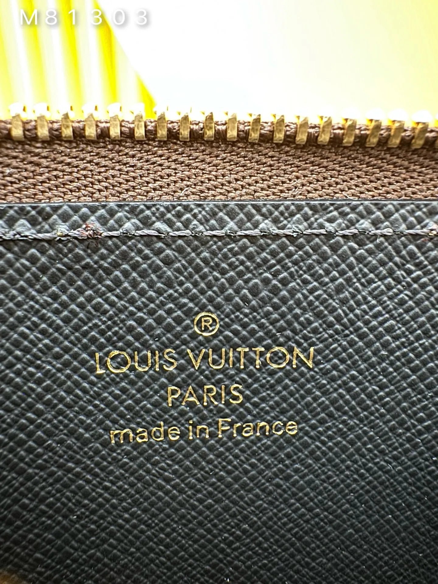 M81303 "Special Duty Free" ♻️[Official special edition·First-class material·All-steel hardware·French chips·Full set of packaging] Recto Verso card holder combines Monogram and Monogram Reverse canvas with exquisite calfskin trim. This versatile accessory has a host of practical features, including a flap pocket, a zippered compartment with a wide L-shaped opening and three card slots. It also comes with a hidden hook and chain, allowing it to be attached to a bag or belt. 13x8x2cm 💰640