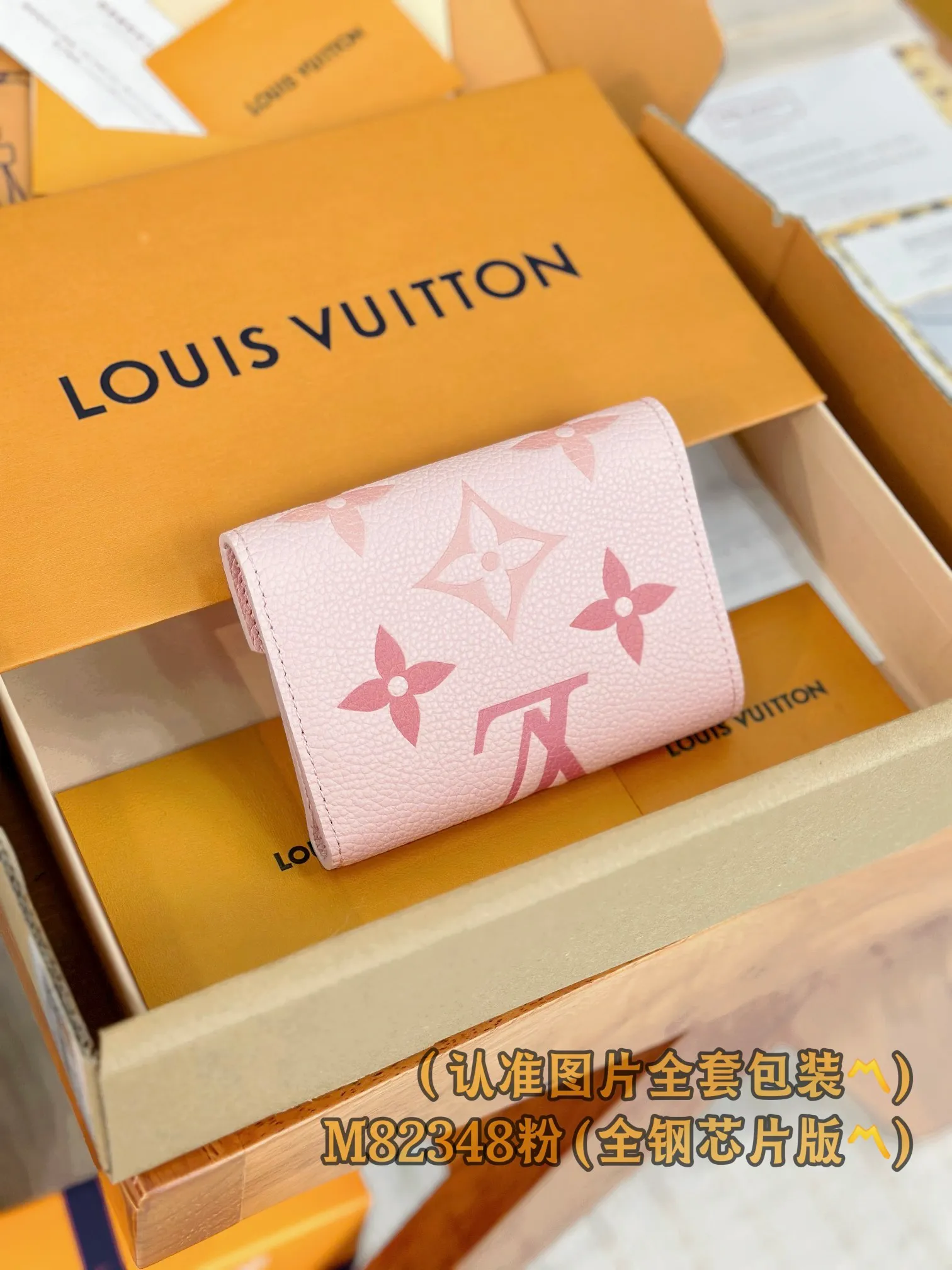 M82348 pink silk screen (〽️A grade all steel〽️) personalized customized version! (All made of imported cowhide materials, the leather feels very delicate🪡👍) Victorine wallet, this Victorine wallet is made of soft grained Monogram Empreinte embossed leather, decorated with Louis Vuitton's classic Monogram embossed pattern. Two-tone leather accentuates this pattern and adds sophistication to the overall design. The wallet is compact in size but has enough space for banknotes, change and credit cards. 12 x 9.5 x 2.5 cm (length x height x width). Special grade 320