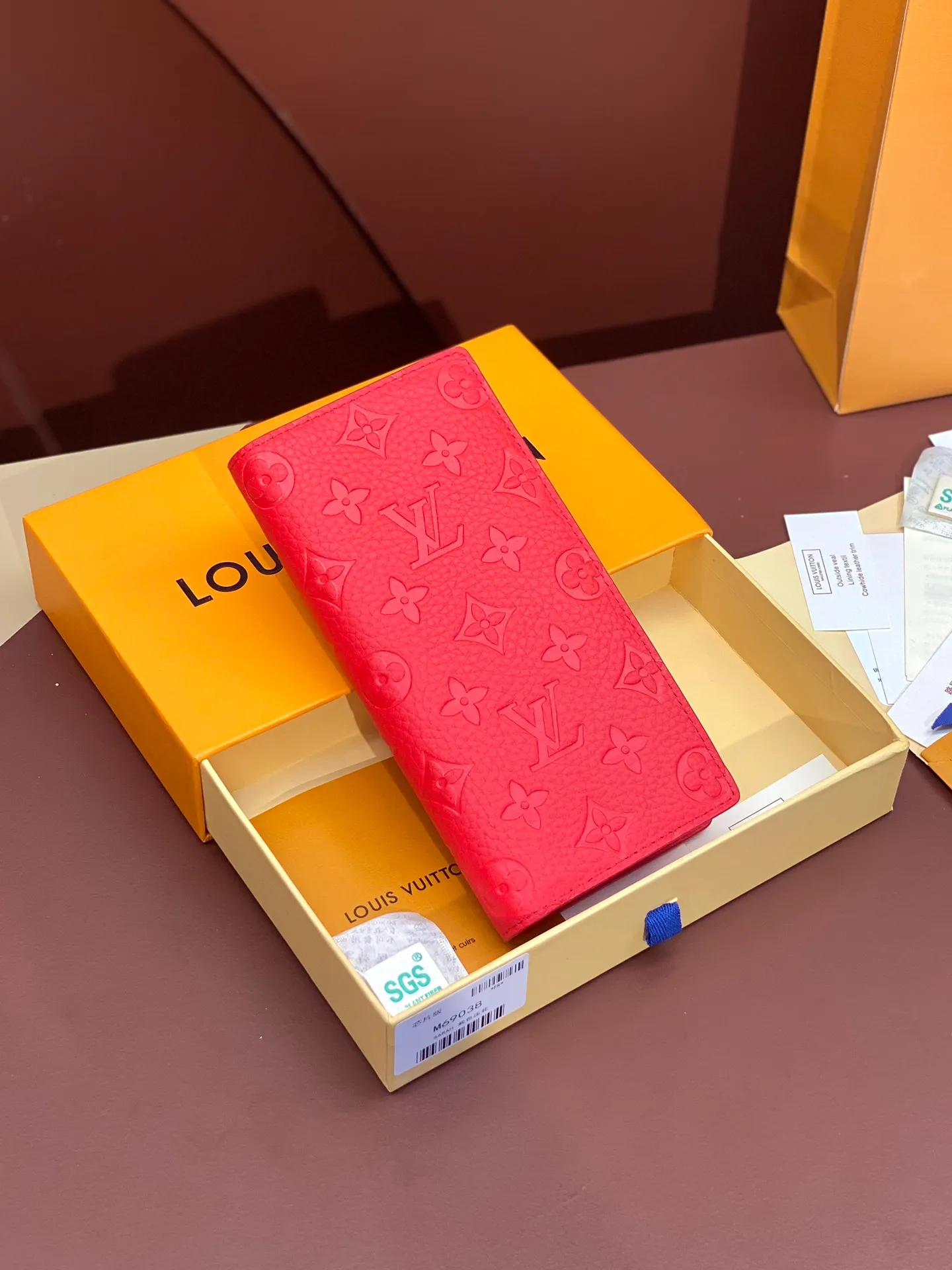 💰 480 M69038 Red! The chip version, (made of top-grain cowhide) Brazza wallet is made of soft Taurillon leather embossed with the Monogram pattern. It has various card slots, pockets and a large zippered coin compartment. It has ample capacity and can easily fit in most jacket pockets. Dimensions 10 x 19 x 2 cm (length x height x width).