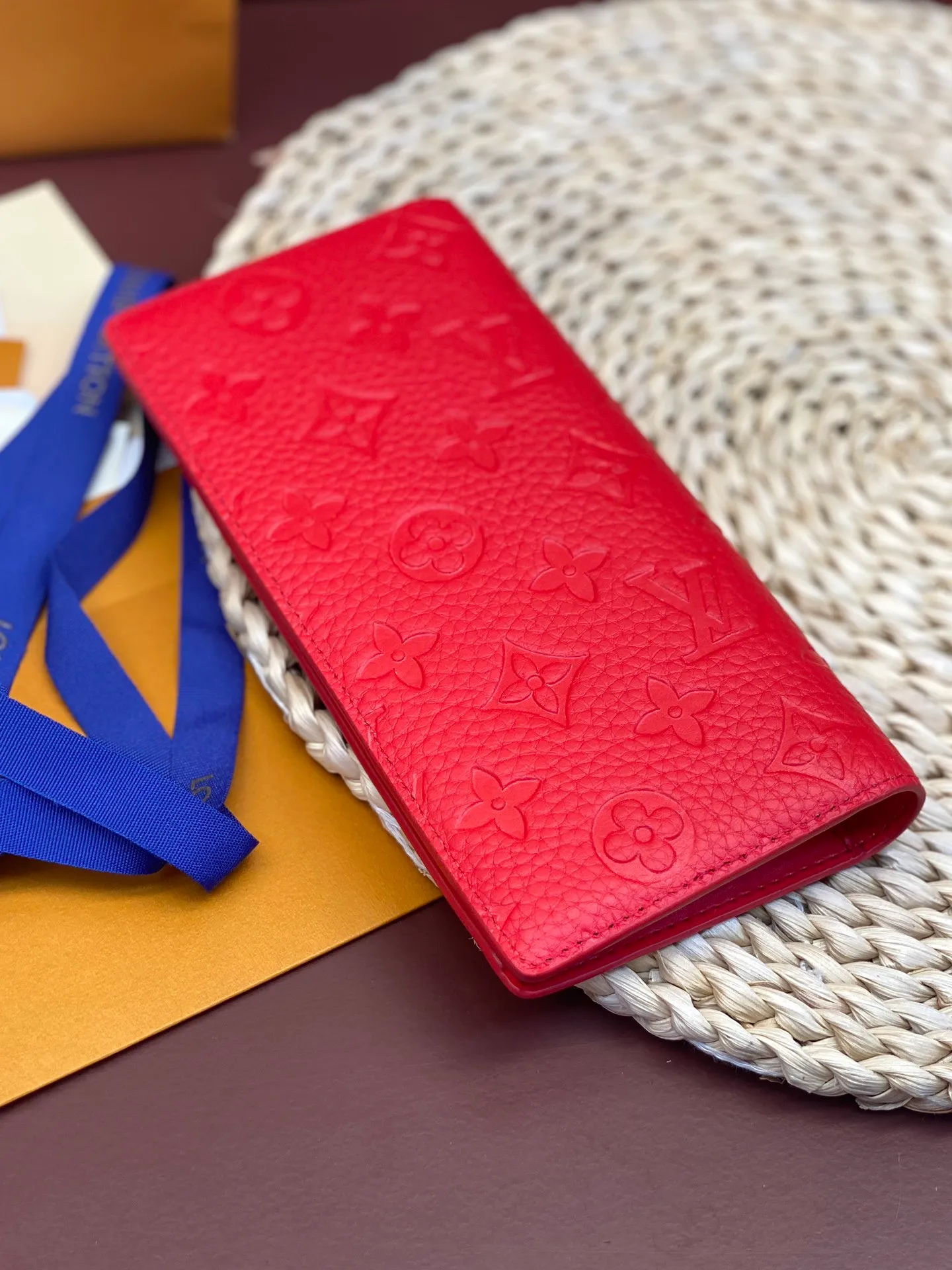 💰 480 M69038 Red! The chip version, (made of top-grain cowhide) Brazza wallet is made of soft Taurillon leather embossed with the Monogram pattern. It has various card slots, pockets and a large zippered coin compartment. It has ample capacity and can easily fit in most jacket pockets. Dimensions 10 x 19 x 2 cm (length x height x width).