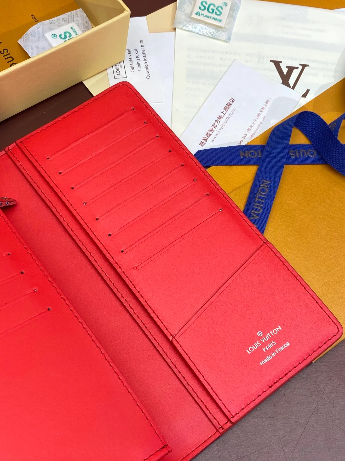 💰 480 M69038 Red! The chip version, (made of top-grain cowhide) Brazza wallet is made of soft Taurillon leather embossed with the Monogram pattern. It has various card slots, pockets and a large zippered coin compartment. It has ample capacity and can easily fit in most jacket pockets. Dimensions 10 x 19 x 2 cm (length x height x width).