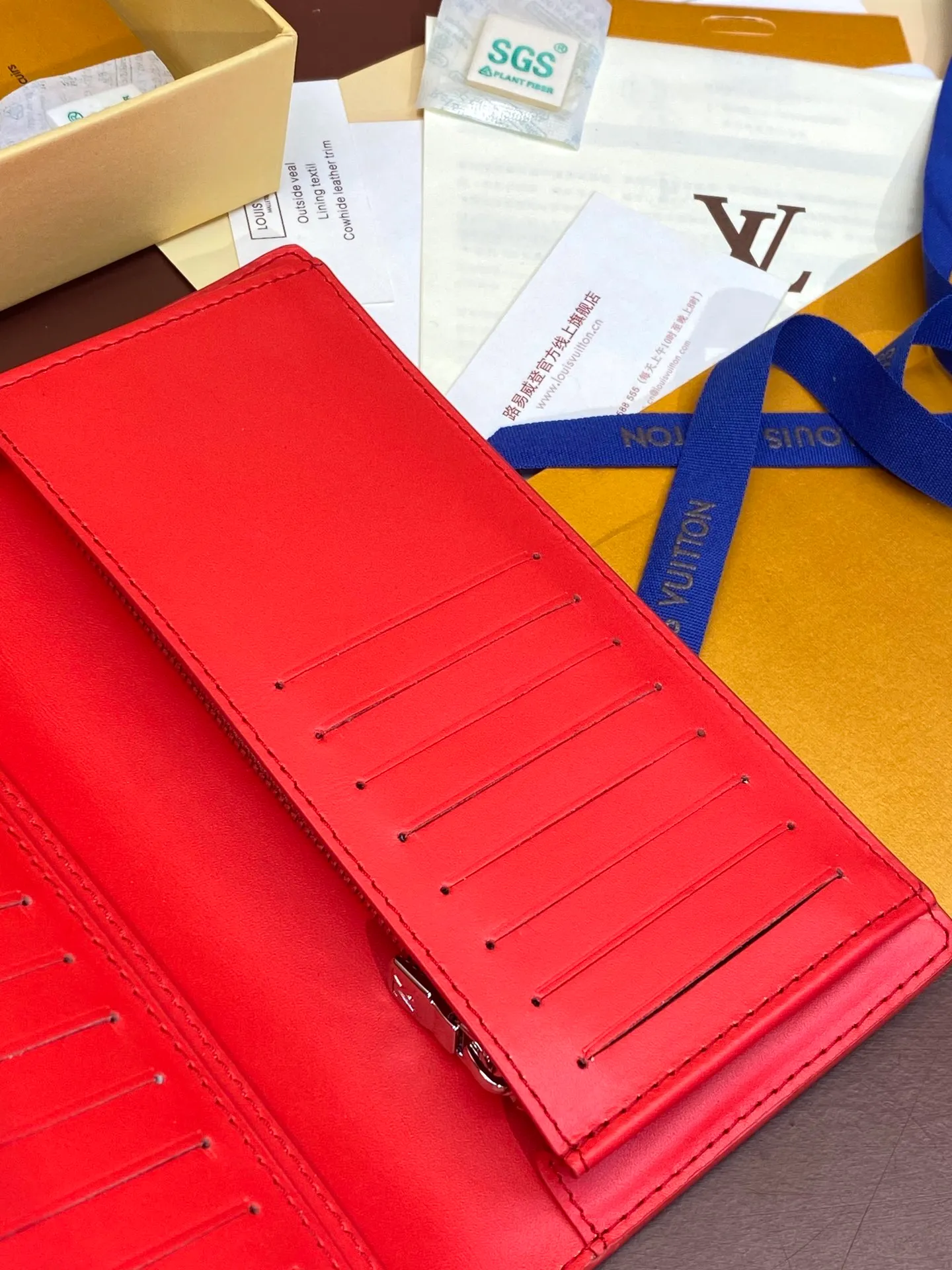 💰 480 M69038 Red! The chip version, (made of top-grain cowhide) Brazza wallet is made of soft Taurillon leather embossed with the Monogram pattern. It has various card slots, pockets and a large zippered coin compartment. It has ample capacity and can easily fit in most jacket pockets. Dimensions 10 x 19 x 2 cm (length x height x width).
