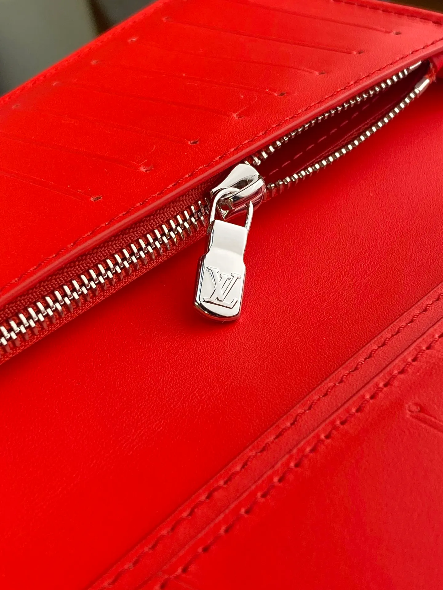 💰 480 M69038 Red! The chip version, (made of top-grain cowhide) Brazza wallet is made of soft Taurillon leather embossed with the Monogram pattern. It has various card slots, pockets and a large zippered coin compartment. It has ample capacity and can easily fit in most jacket pockets. Dimensions 10 x 19 x 2 cm (length x height x width).