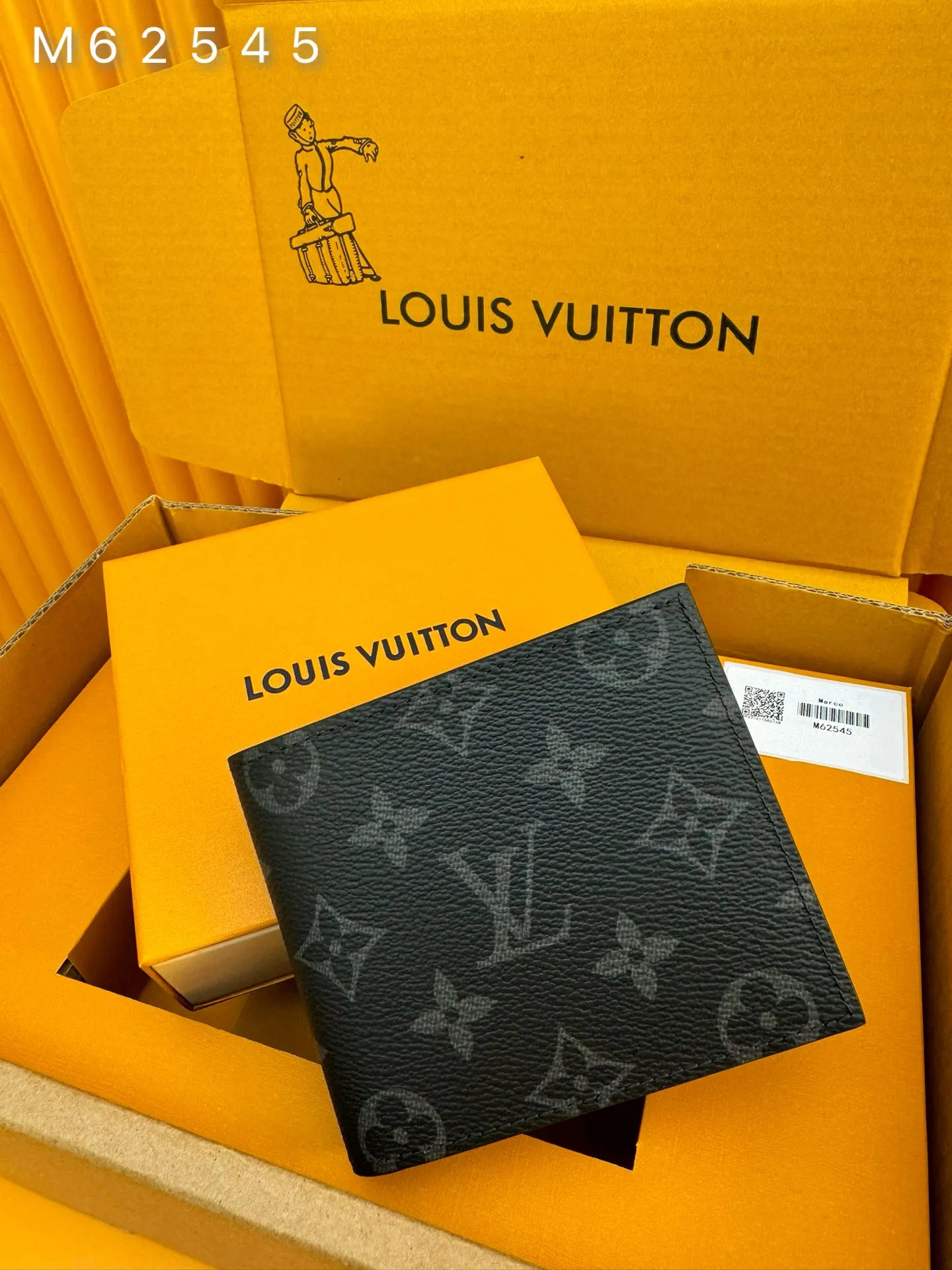 M62545 "Special Class Duty Free" ♻️[Official Special Edition·First Class Material·All Steel Hardware·French Chip·Full Packaging] Marco's wallet is made of Monogram Eclipse canvas, which stands out for its elegant and modern design. This is a very practical and easy-to-carry accessory that can easily be placed in a back pocket of pants or bag. 11x9x2cm 💰460