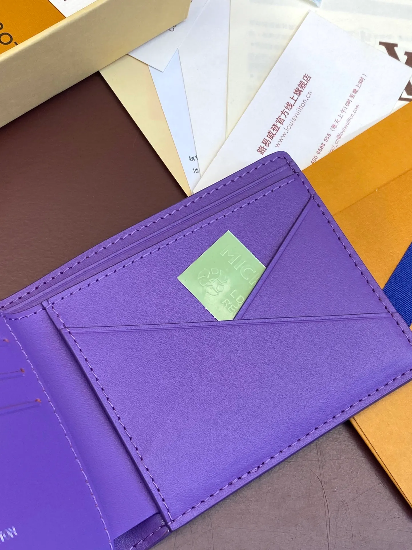 💰380 M69037 Purple! Chip version, (made of top-grain cowhide), this Multiple wallet features the classic Monogram embossing on the full-grain Taurillon leather surface, creating a compact structure and concise lines. Card slots, interior pockets and compartments keep cash, receipts and more organized. Detailed features: 11.5 x 9 x 1.5 cm (length x height x width).