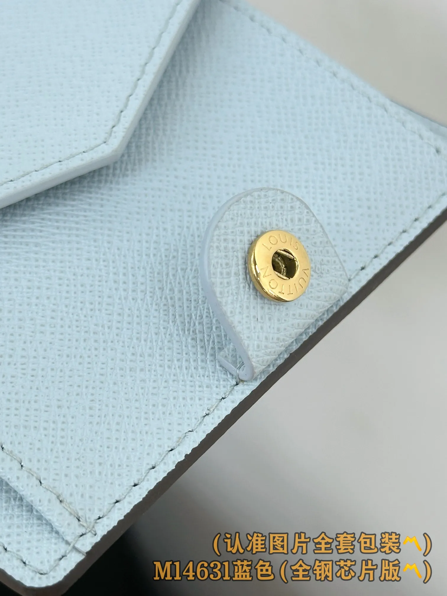 M14631 blue (〽️Grade A all-steel〽️) personalized customized version! 163 code change! LV Charms pocket wallet, this compact LV Charms pocket wallet shows the perfect balance of classic and modern style. The wallet is made of iconic Monogram canvas and lined with bright contrasting leather. This practical yet playful design features an enamel charm and a metal charm, both decorated with the brand's signature Monogram floral pattern. The wallet can store banknotes, change and three business cards.  9 x 10 x 2.5 cm (length x height x width). 💰580