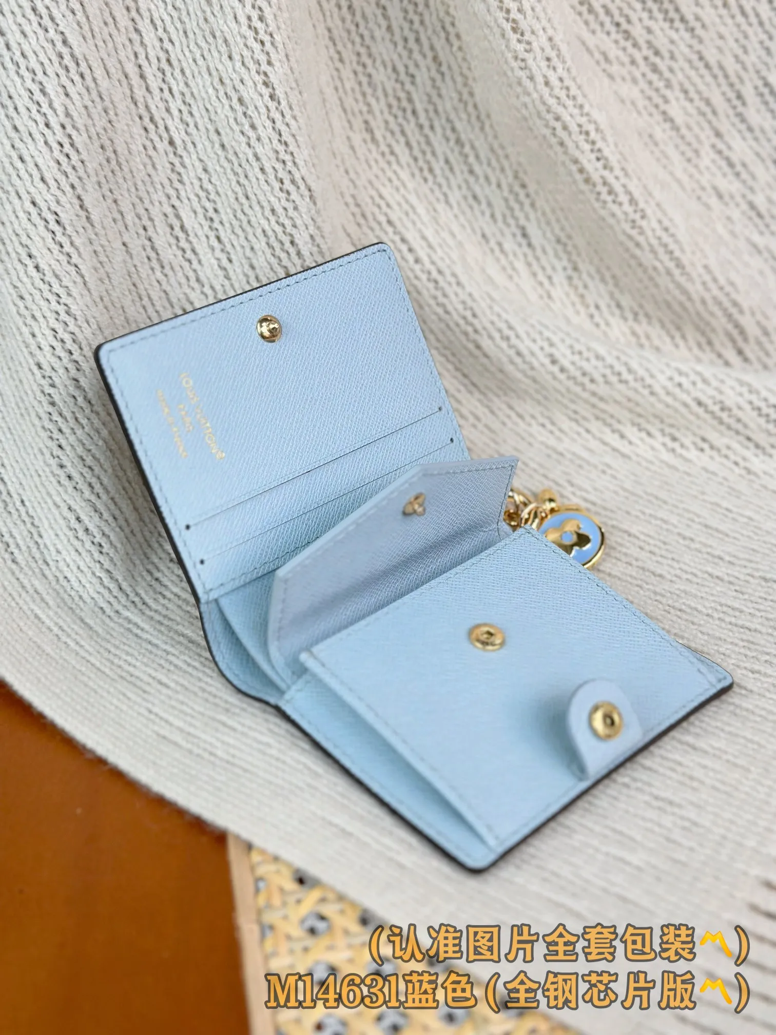 M14631 blue (〽️Grade A all-steel〽️) personalized customized version! 163 code change! LV Charms pocket wallet, this compact LV Charms pocket wallet shows the perfect balance of classic and modern style. The wallet is made of iconic Monogram canvas and lined with bright contrasting leather. This practical yet playful design features an enamel charm and a metal charm, both decorated with the brand's signature Monogram floral pattern. The wallet can store banknotes, change and three business cards.  9 x 10 x 2.5 cm (length x height x width). 💰580