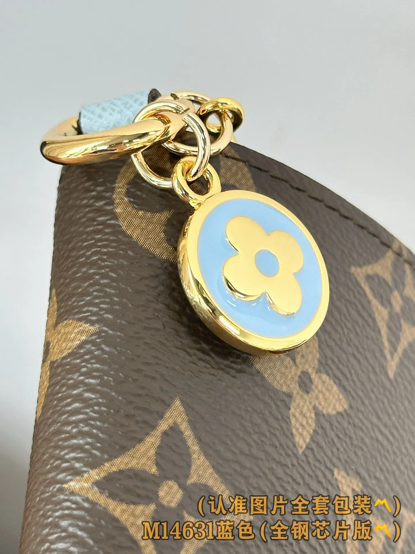 M14631 blue (〽️Grade A all-steel〽️) personalized customized version! 163 code change! LV Charms pocket wallet, this compact LV Charms pocket wallet shows the perfect balance of classic and modern style. The wallet is made of iconic Monogram canvas and lined with bright contrasting leather. This practical yet playful design features an enamel charm and a metal charm, both decorated with the brand's signature Monogram floral pattern. The wallet can store banknotes, change and three business cards.  9 x 10 x 2.5 cm (length x height x width). 💰580