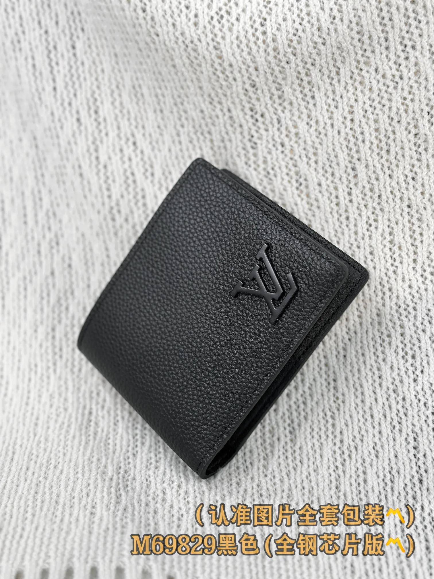 M69829 black (〽️A-grade all-steel version〽️) personalized customization, code-changing chip! Multiple Wallet This LV Aerogram reinterprets the classic Multiple wallet in a simple and elegant style. The design is made of black calfskin with special kneading techniques, highlighting the luxurious grain, while the low-key black metal LV logo adds delicate brand elements. Stylish yet functional, the wallet is the perfect accessory to complement any LV Aerogram bag.  11.5 x 9 x 1.5 cm. (length x height x width). Special grade 270