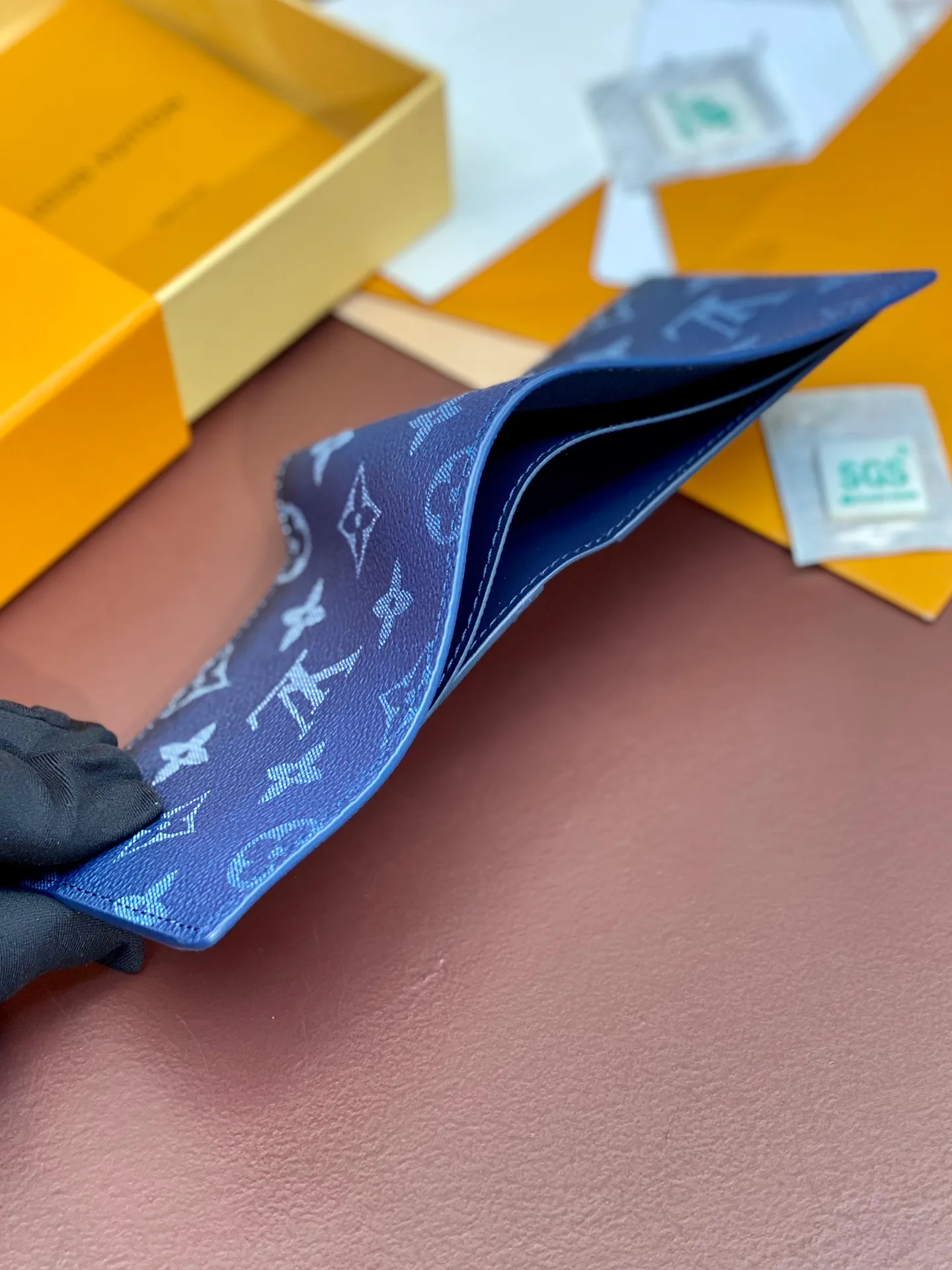 M11547 gradient blue! MULTIPLE Wallet The Multiple Wallet is made of the new iconic blue Monogram Eclipse canvas. The extremely practical interior design is equipped with numerous slots to easily store business cards, credit cards, and banknotes. Compact enough to fit into a garment pocket. Dimensions 11x8.5x2cm. 💰340