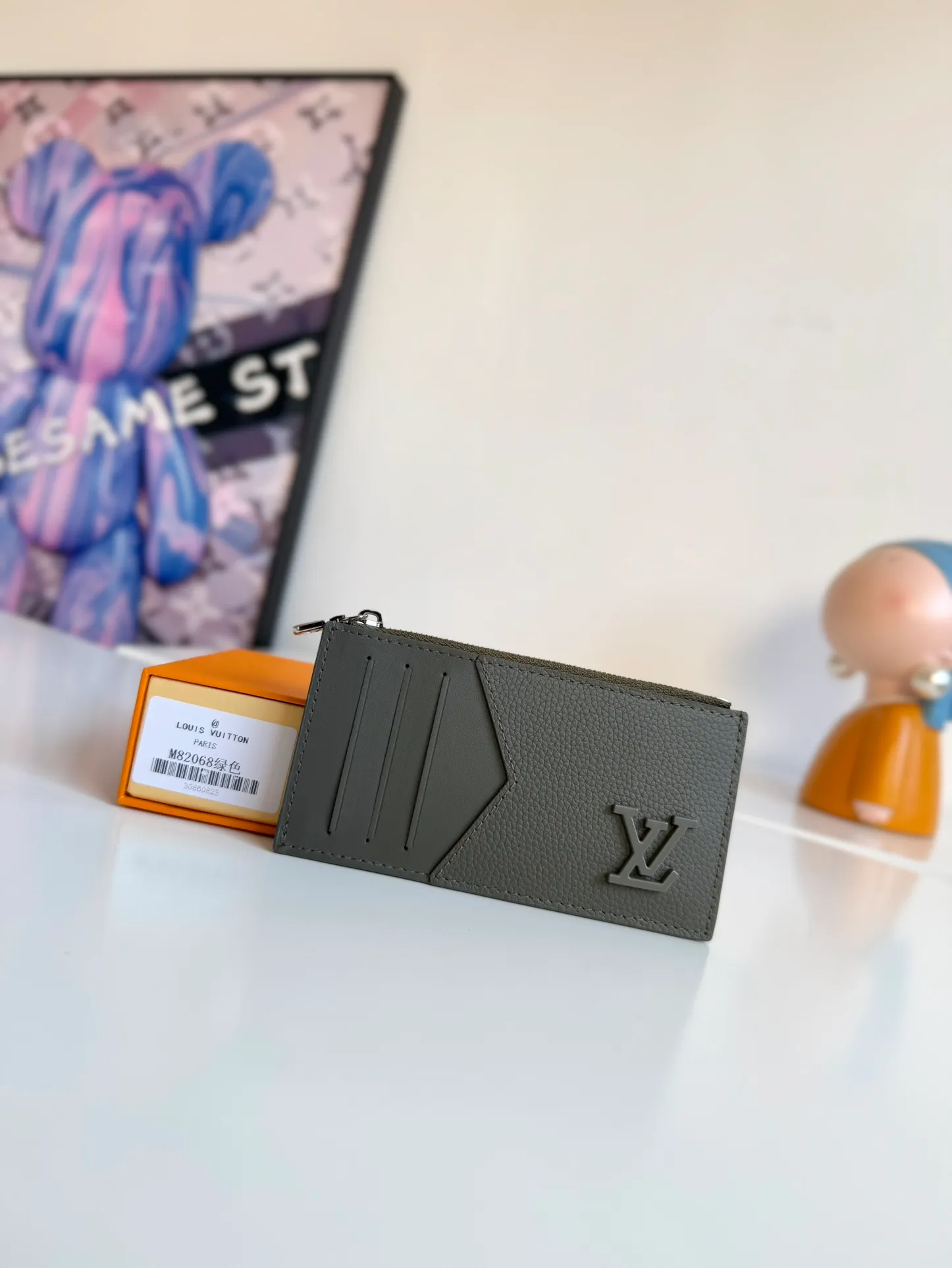 P380🇫🇷Overseas original single M82068 green exclusive real shot! Crafted from Louis Vuitton's signature Taiga leather, the Coin Card Holder has a sleek look and is ideal for safely storing loose change. The interior features multiple credit card slots and bill compartments, as well as a zippered coin pocket. Size: 14.5×8×1cm
