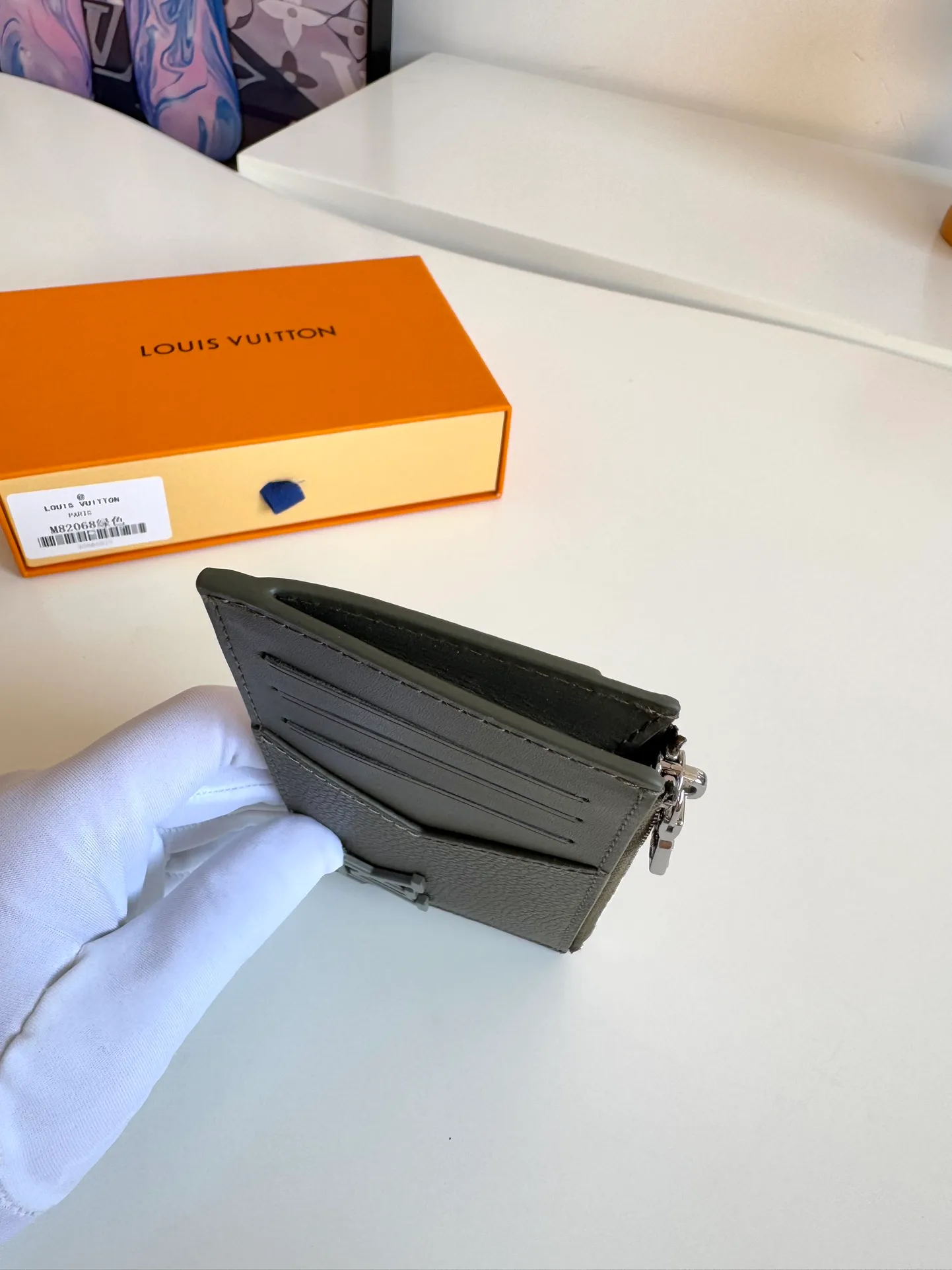 P380🇫🇷Overseas original single M82068 green exclusive real shot! Crafted from Louis Vuitton's signature Taiga leather, the Coin Card Holder has a sleek look and is ideal for safely storing loose change. The interior features multiple credit card slots and bill compartments, as well as a zippered coin pocket. Size: 14.5×8×1cm