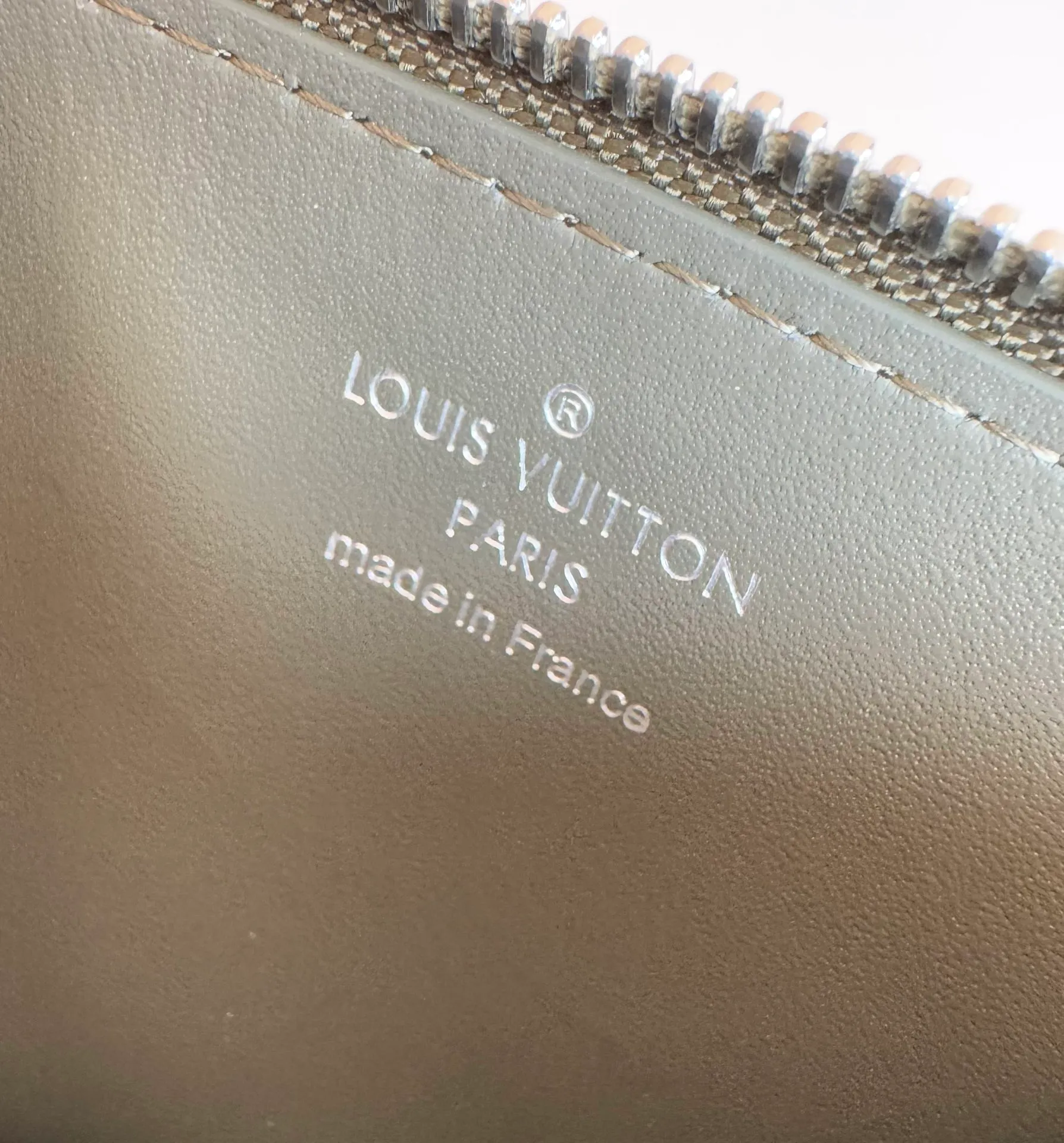P380🇫🇷Overseas original single M82068 green exclusive real shot! Crafted from Louis Vuitton's signature Taiga leather, the Coin Card Holder has a sleek look and is ideal for safely storing loose change. The interior features multiple credit card slots and bill compartments, as well as a zippered coin pocket. Size: 14.5×8×1cm