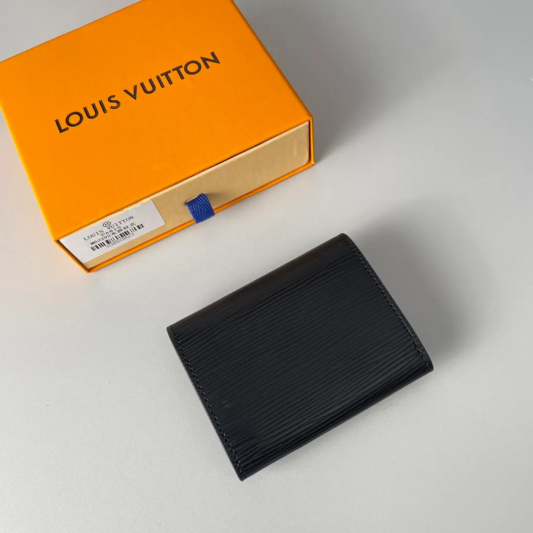 P300🇫🇷Exclusive real shot of overseas original single m62292! Made from soft Epi leather, the Enveloppe Carte de Viste business card holder is petite enough to fit easily into most pockets, and features a snap button closure to keep business and credit cards secure, making it an ideal business accessory. Size 10.5×8cm