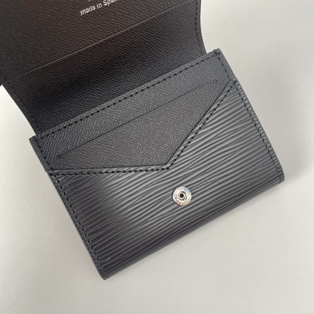 P300🇫🇷Exclusive real shot of overseas original single m62292! Made from soft Epi leather, the Enveloppe Carte de Viste business card holder is petite enough to fit easily into most pockets, and features a snap button closure to keep business and credit cards secure, making it an ideal business accessory. Size 10.5×8cm
