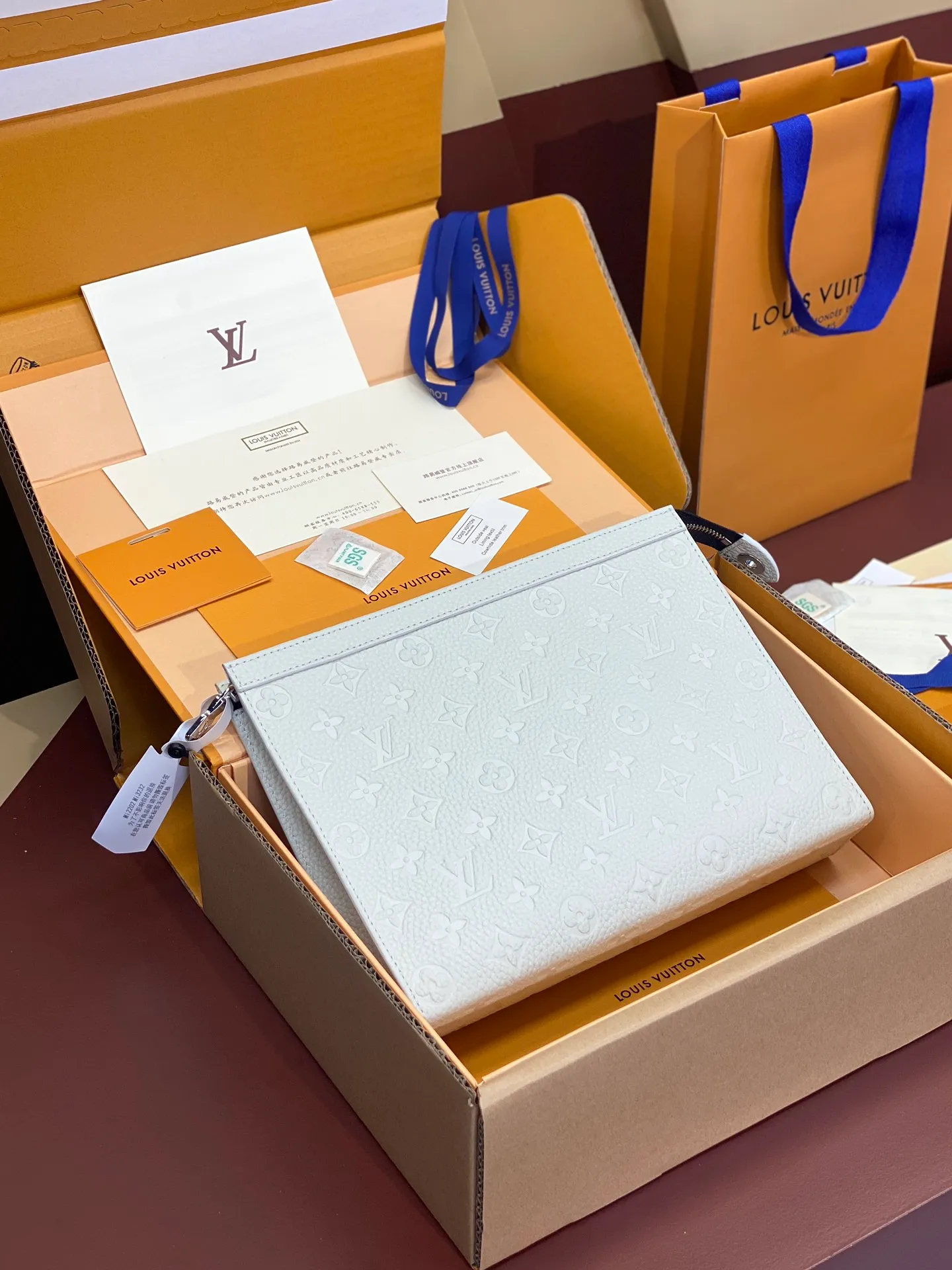 💰720 upgraded version⚠️M61692 embossed off-white! Chip version, (made of first-layer cowhide) POCHETTE VOYAGE clutch. This Pochette Voyage clutch is made of Taïga pebbled cowhide, marked with LV letters on one corner, and paired with shiny metal parts. The zipper opens the card slot and main compartment, which can accommodate small items. Detailed features! 27 x 21 x 6 cm, (Length x Height x Width), Taïga cow leather, Textile lining, Metal hardware, Zip closure, Internal slip pocket, Card compartment, Made in one of France, Spain, Italy and the United States.