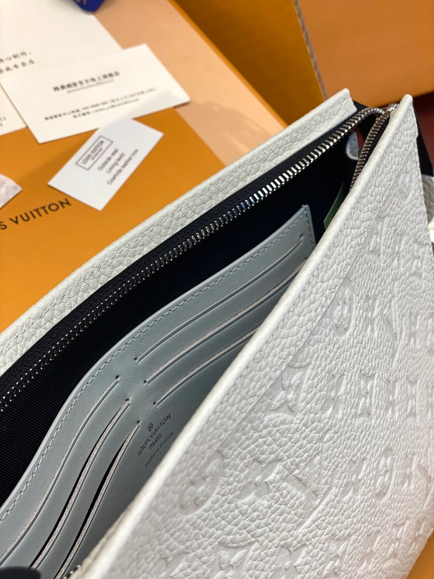 💰720 upgraded version⚠️M61692 embossed off-white! Chip version, (made of first-layer cowhide) POCHETTE VOYAGE clutch. This Pochette Voyage clutch is made of Taïga pebbled cowhide, marked with LV letters on one corner, and paired with shiny metal parts. The zipper opens the card slot and main compartment, which can accommodate small items. Detailed features! 27 x 21 x 6 cm, (Length x Height x Width), Taïga cow leather, Textile lining, Metal hardware, Zip closure, Internal slip pocket, Card compartment, Made in one of France, Spain, Italy and the United States.