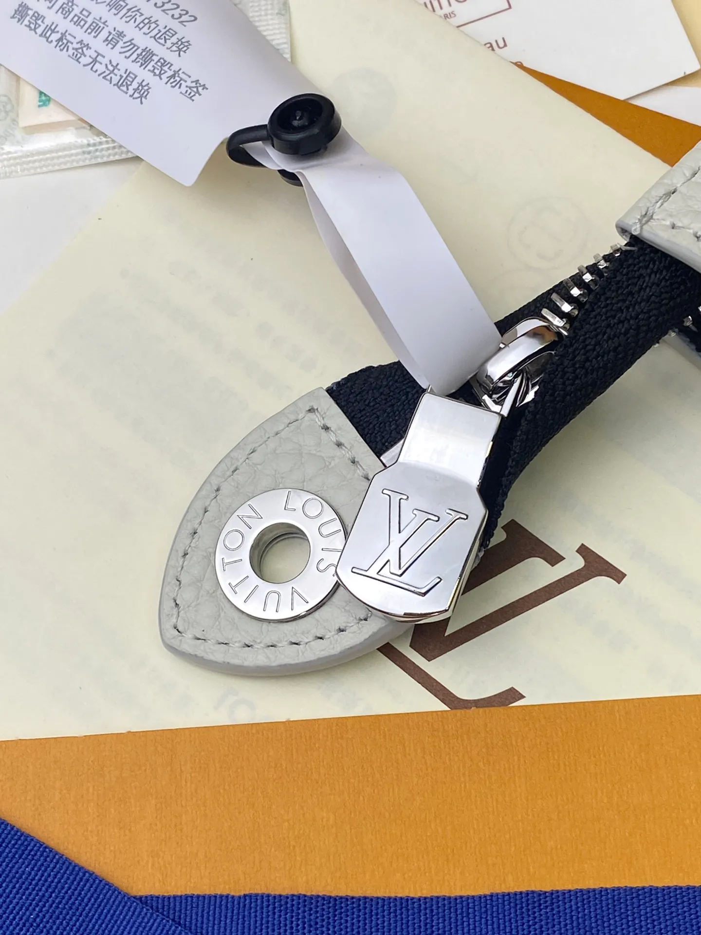 💰720 upgraded version⚠️M61692 embossed off-white! Chip version, (made of first-layer cowhide) POCHETTE VOYAGE clutch. This Pochette Voyage clutch is made of Taïga pebbled cowhide, marked with LV letters on one corner, and paired with shiny metal parts. The zipper opens the card slot and main compartment, which can accommodate small items. Detailed features! 27 x 21 x 6 cm, (Length x Height x Width), Taïga cow leather, Textile lining, Metal hardware, Zip closure, Internal slip pocket, Card compartment, Made in one of France, Spain, Italy and the United States.