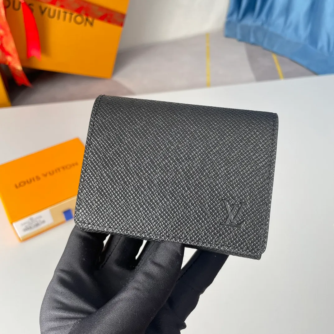 P300🇫🇷Exclusive real shot of overseas original M64595 cross pattern! Crafted in classic Monogram coated canvas, the Enveloppe Carte de Visite business card holder allows you to carry your business or credit cards elegantly. It easily stows into almost any pocket and features a snap button closure. Size: 10.5×8cm