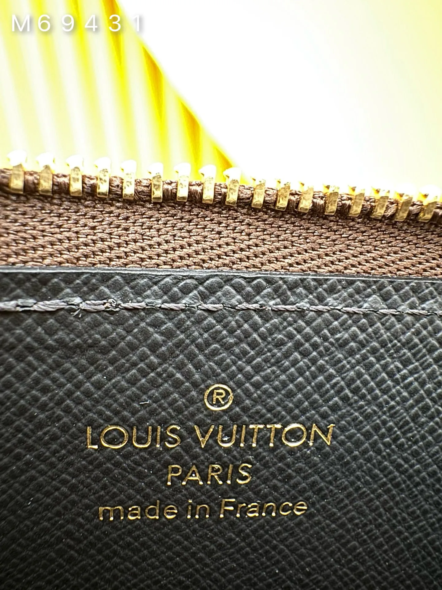 M69431 "Special Duty Free" ♻️ [Official special edition·First-class material·All-steel hardware·French chips·Full set of packaging] The Recto Verso card holder is made of classic Monogram canvas with neat leather trimming. It opens the coin compartment with an L-shaped wide zipper. It is equipped with an envelope-style front pocket, a central pocket that can store folded banknotes and a rear card slot. It can also be fixed to a handbag or belt with a hook buckle. 13.0x9.5x2.5cm 💰580