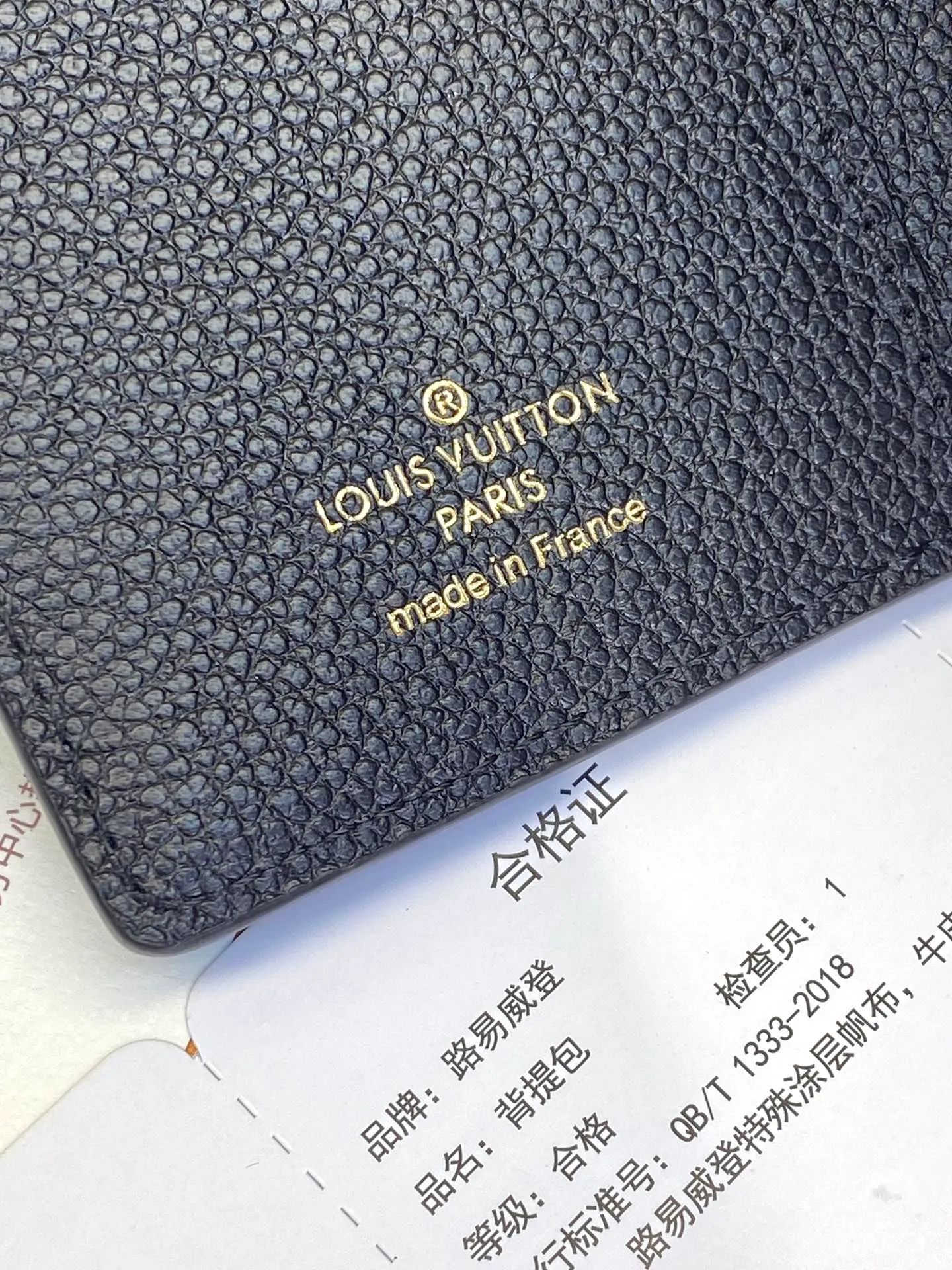 M80880 black! The first-layer full leather wallet series Métis short wallet inherits the inspiration of the Métis leather goods series and is made of soft Monogram Empreinte leather embossed with the classic Monogram pattern. The pocket S-lock lock secures the flap, continuing the classic Louis Vuitton hard case elements. The elegant construction offers ample interior space, including a zipped accordion coin pocket, patch pockets and card slots. Dimensions 11.5 x 8.5 x 4 cm (length x height x width). 💰620