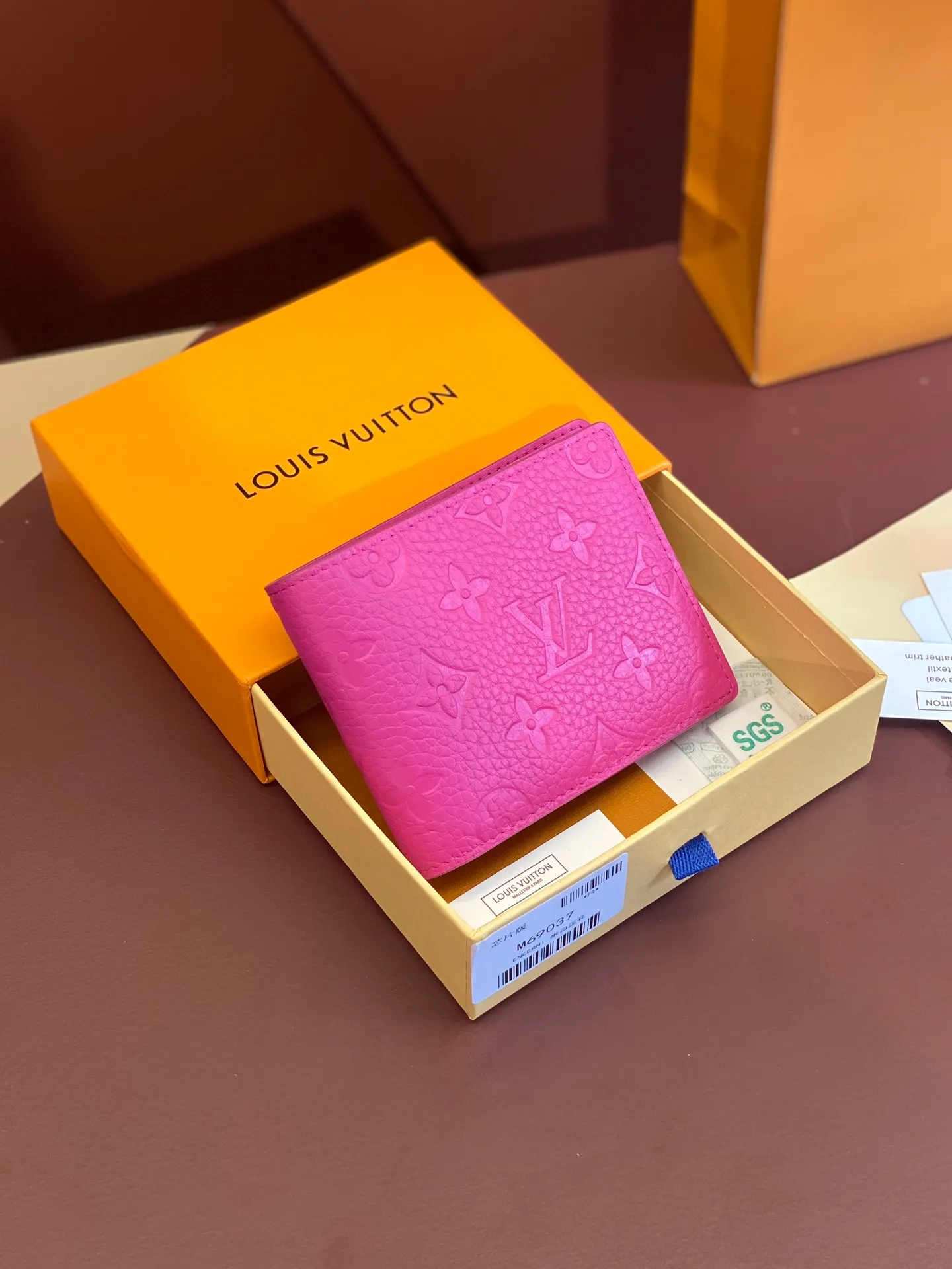 💰 380 M69037 Rose red! Chip version, (made of top-grain cowhide), this Multiple wallet features the classic Monogram embossing on the full-grain Taurillon leather surface, creating a compact structure and concise lines. Card slots, interior pockets and compartments keep cash, receipts and more organized. Detailed features: 11.5 x 9 x 1.5 cm (length x height x width).