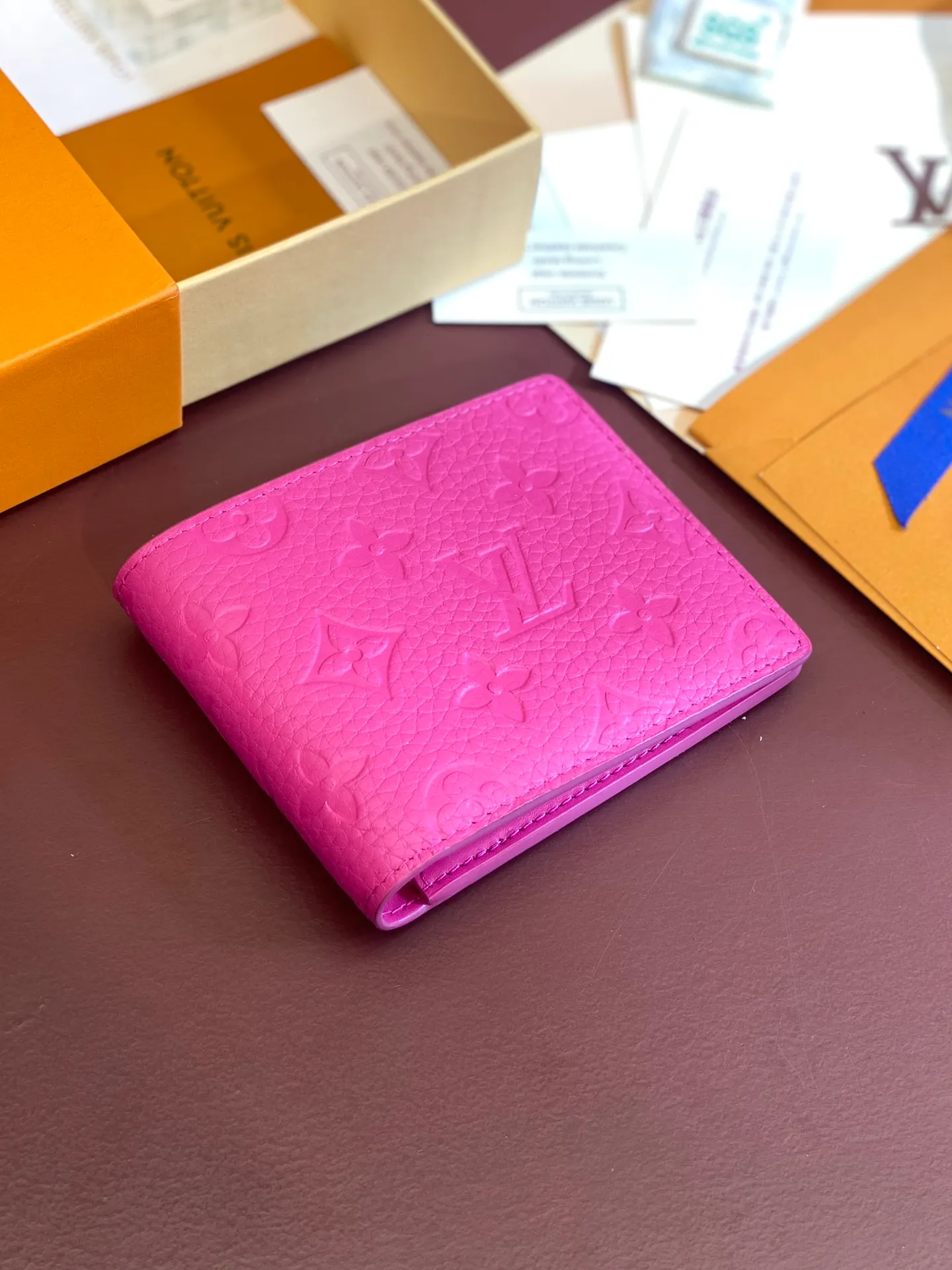 💰 380 M69037 Rose red! Chip version, (made of top-grain cowhide), this Multiple wallet features the classic Monogram embossing on the full-grain Taurillon leather surface, creating a compact structure and concise lines. Card slots, interior pockets and compartments keep cash, receipts and more organized. Detailed features: 11.5 x 9 x 1.5 cm (length x height x width).