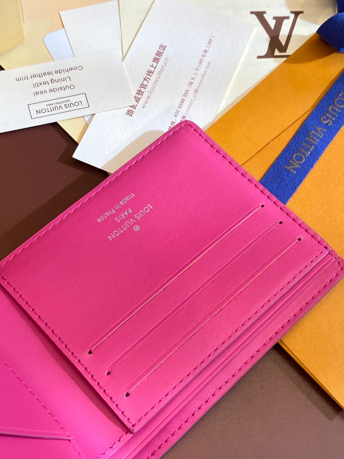 💰 380 M69037 Rose red! Chip version, (made of top-grain cowhide), this Multiple wallet features the classic Monogram embossing on the full-grain Taurillon leather surface, creating a compact structure and concise lines. Card slots, interior pockets and compartments keep cash, receipts and more organized. Detailed features: 11.5 x 9 x 1.5 cm (length x height x width).
